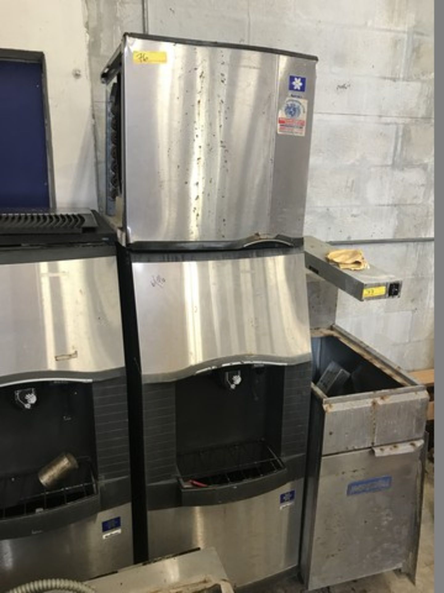 MANITOWAC ICE MACHINE WITH BIN