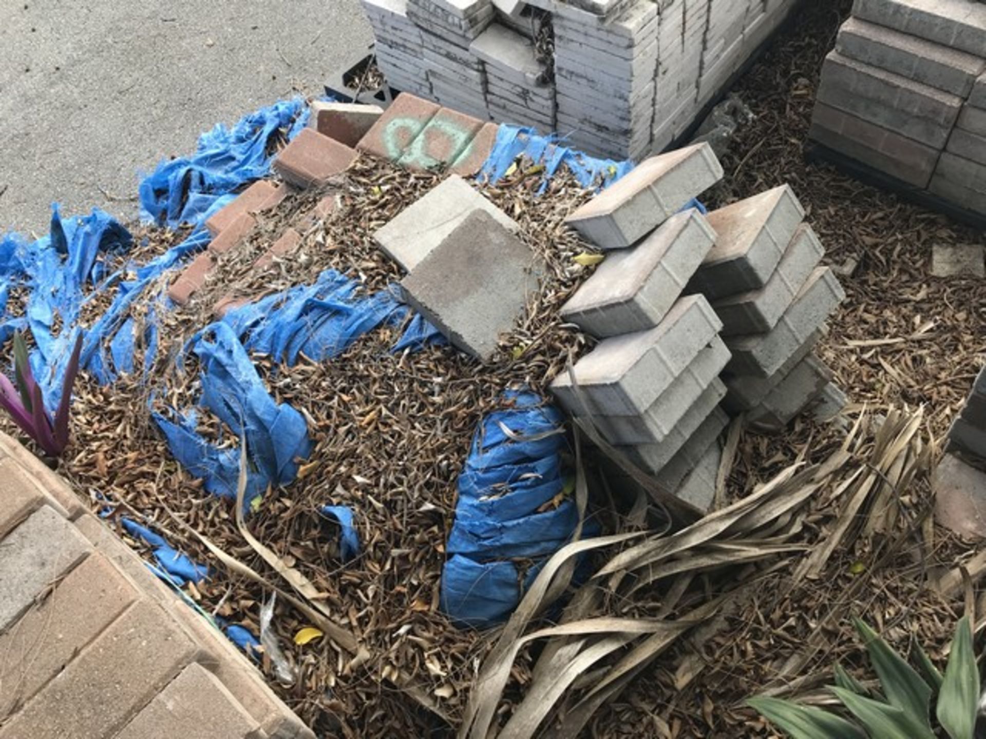 PALLET ASSORTED PAVERS