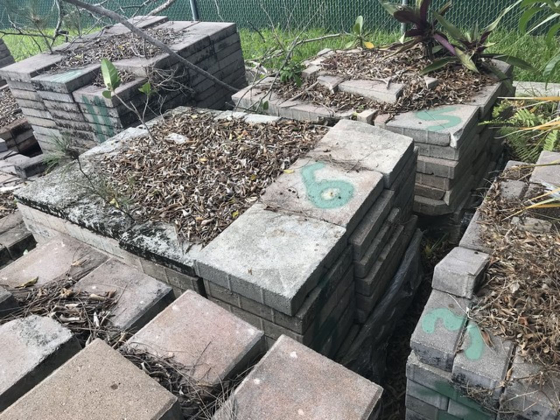 PALLET ASSORTED PAVERS