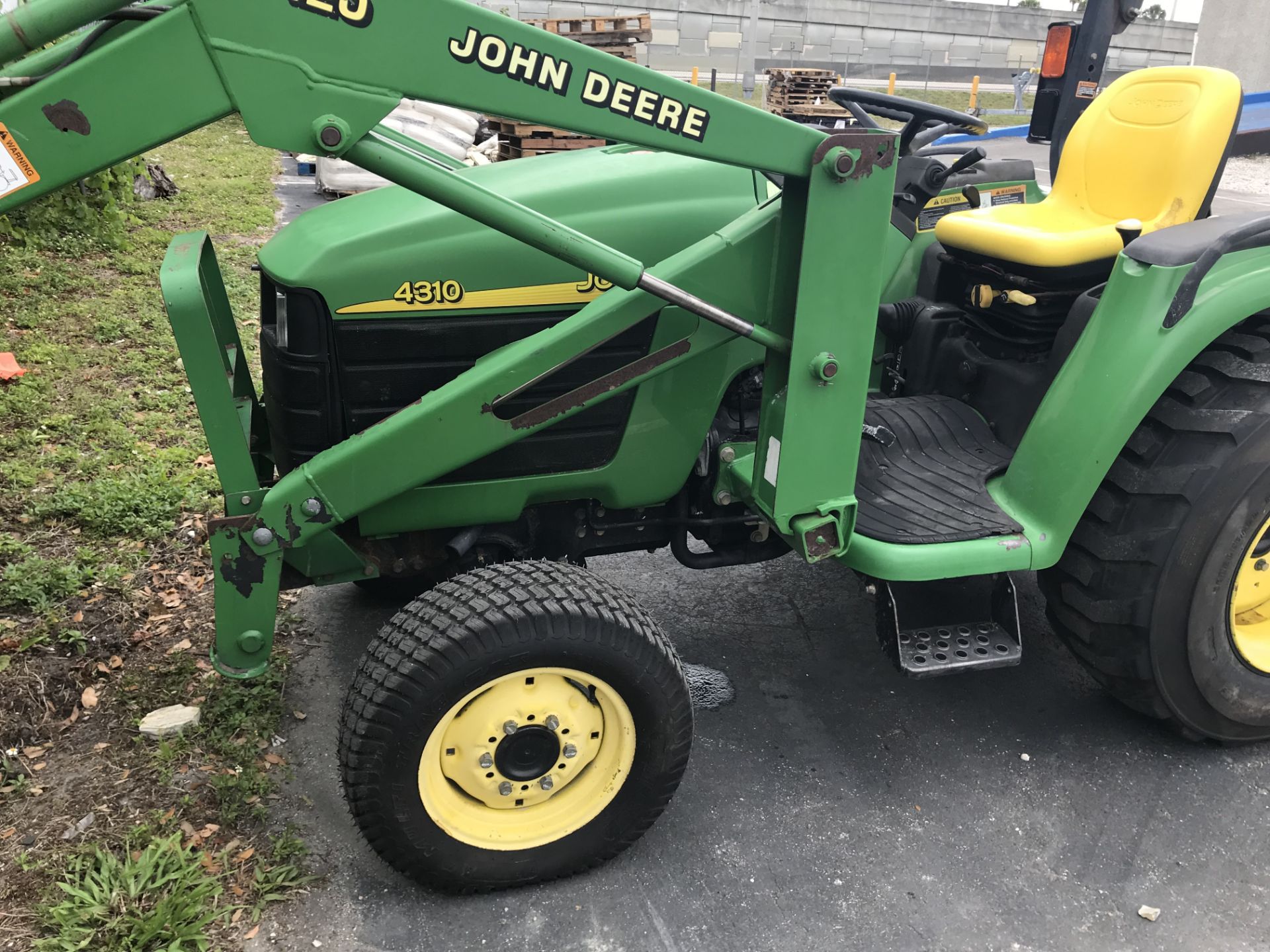 2003 JOHN DEERE 4310 TRACTOR WITH BUCKET - Image 2 of 4