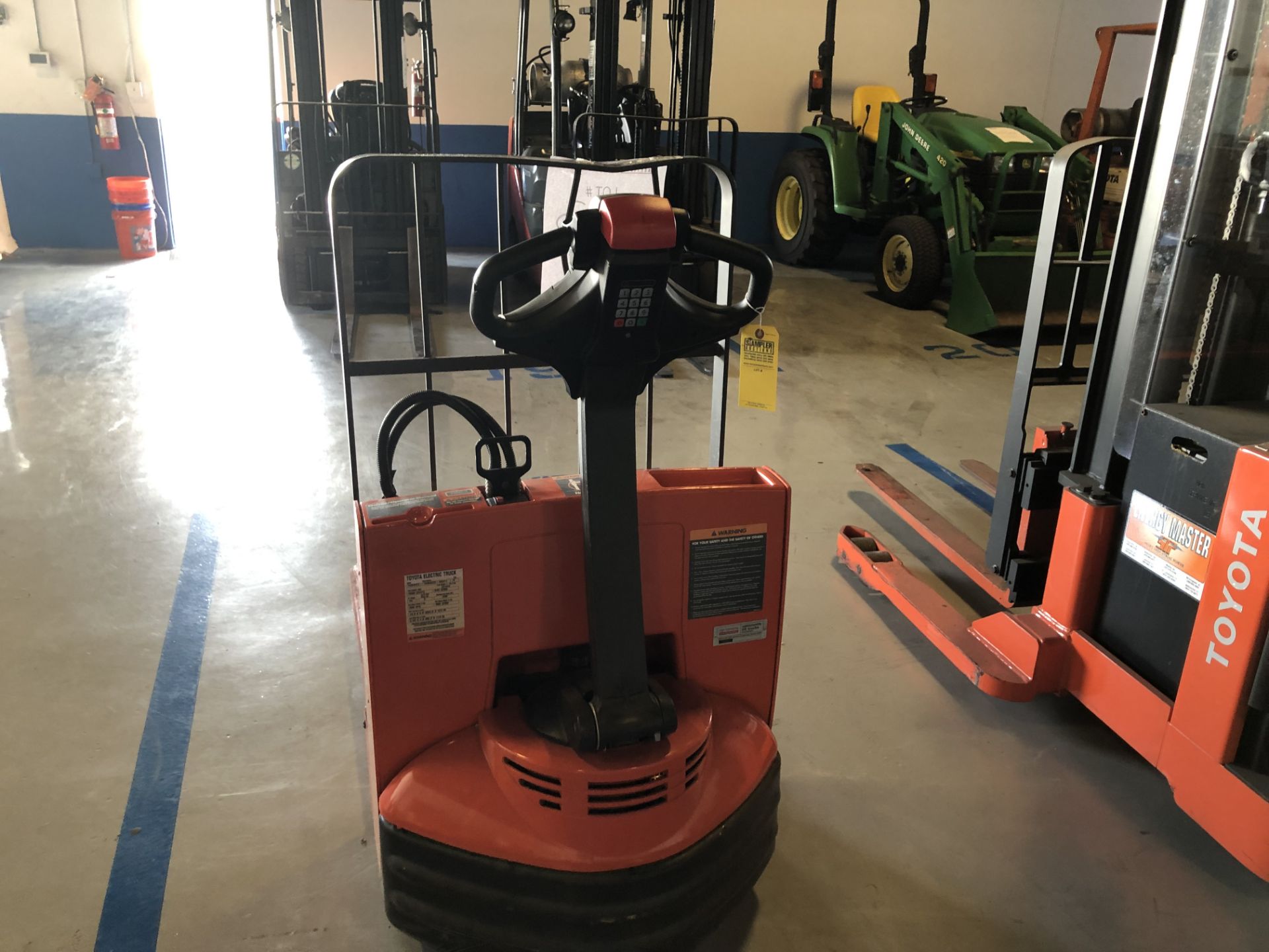 TOYOTA 7HBW23 PALLET JACK - ELECTRIC / 4500LB CAPACITY - Image 2 of 2