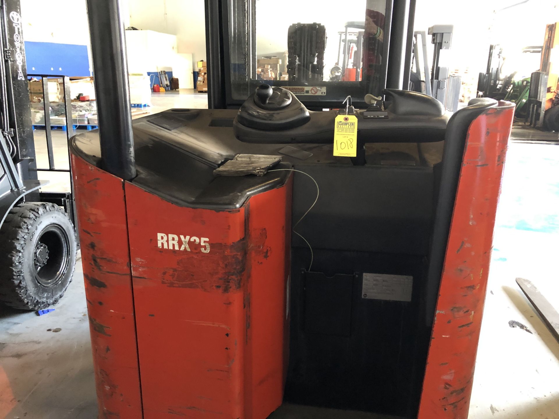 BT RRX35 STAND-UP RIDER FORKLIFT - ELECTRIC / 2500LB CAPACITY / 2 STAGE - Bild 2 aus 2