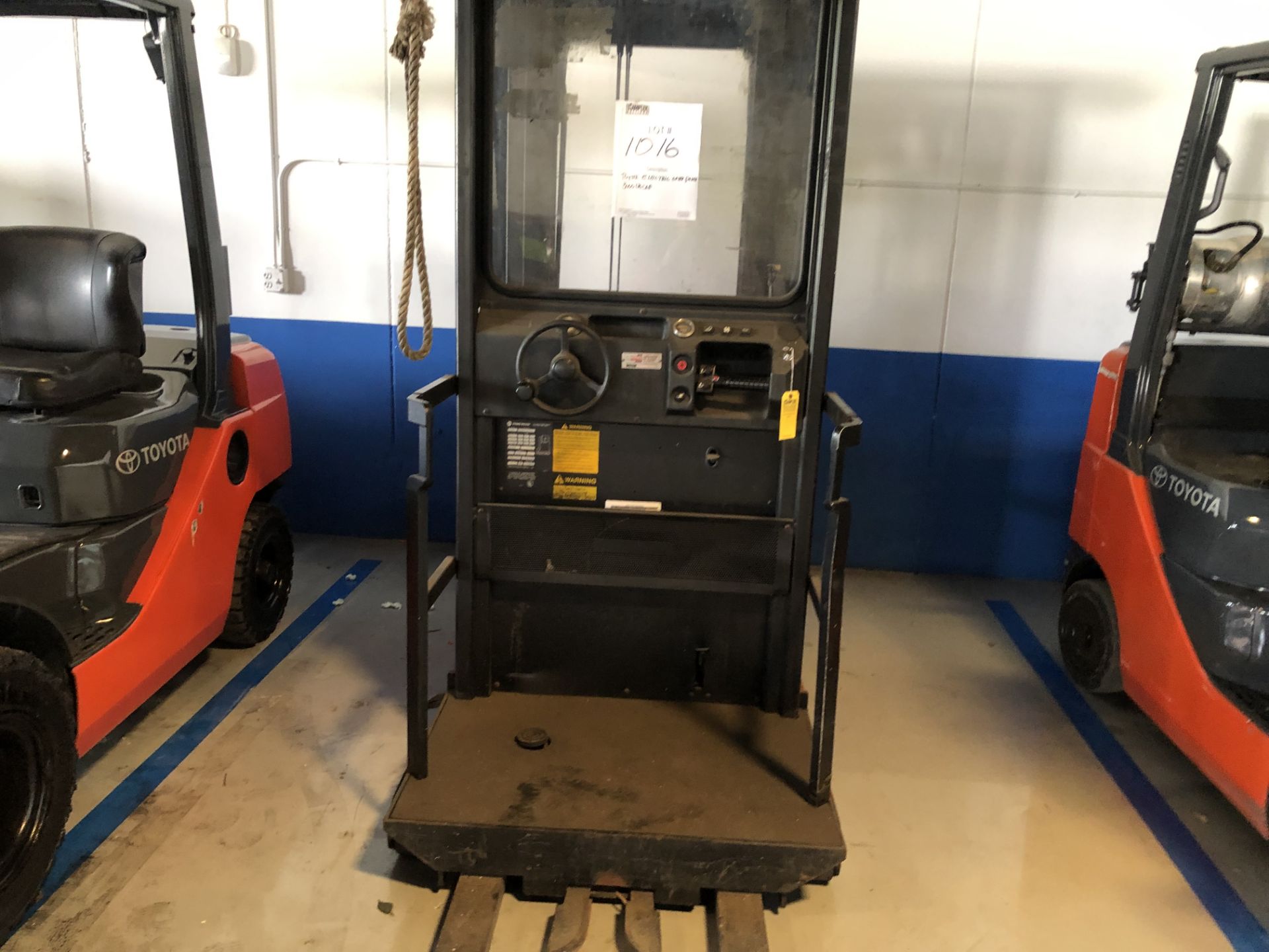 TOYOTA 0E35 FORKLIFT - ELECTRIC / 3000LB CAPACITY / 2 STAGE