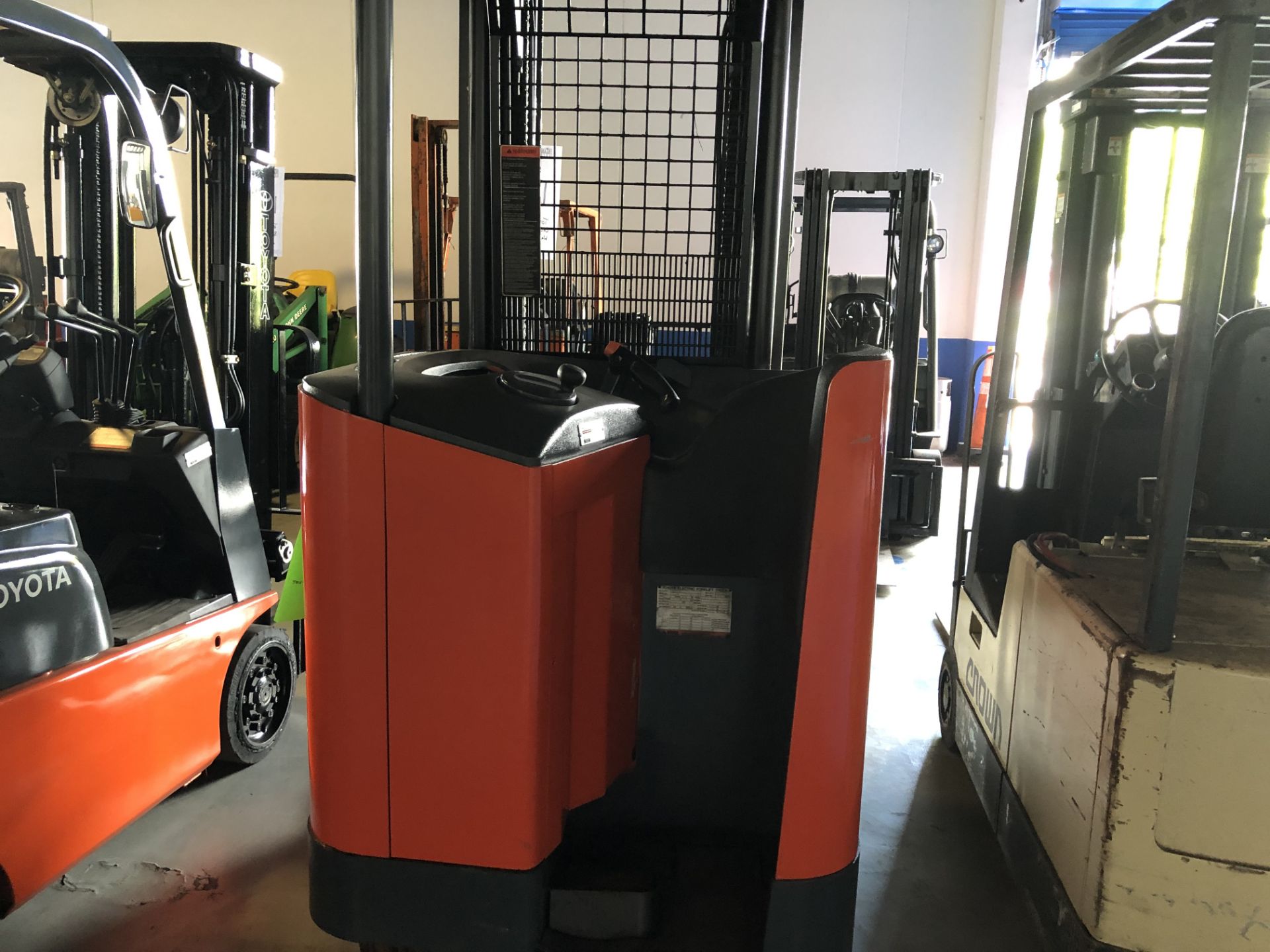 TOYOTA 6BRU18 ORDER PICKER - ELECTRIC / 5000LB CAPACITY / 3 STAGE - Bild 2 aus 3