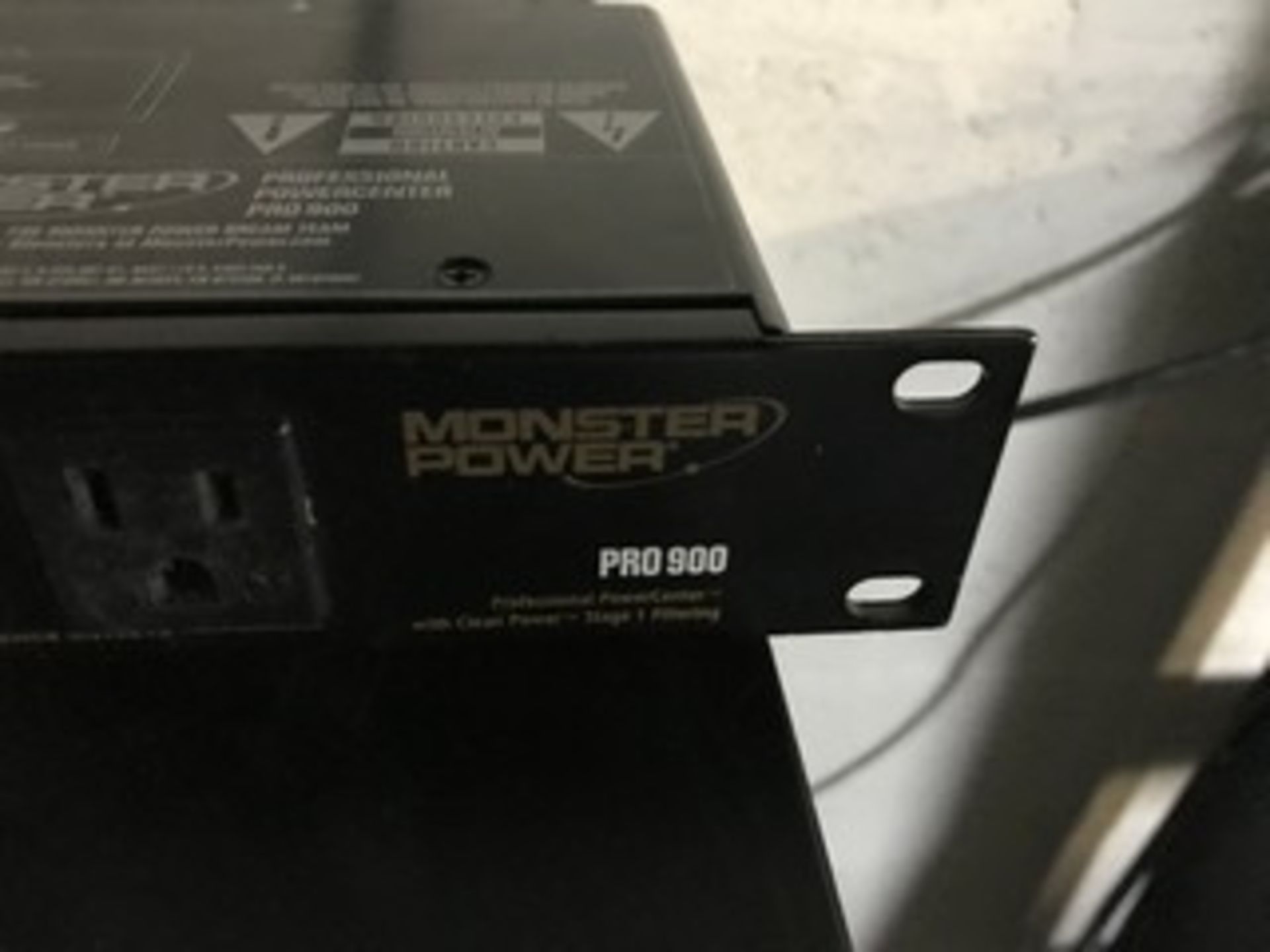 MONSTER POWER PRO900 PROFESSIONAL POWER CENTER