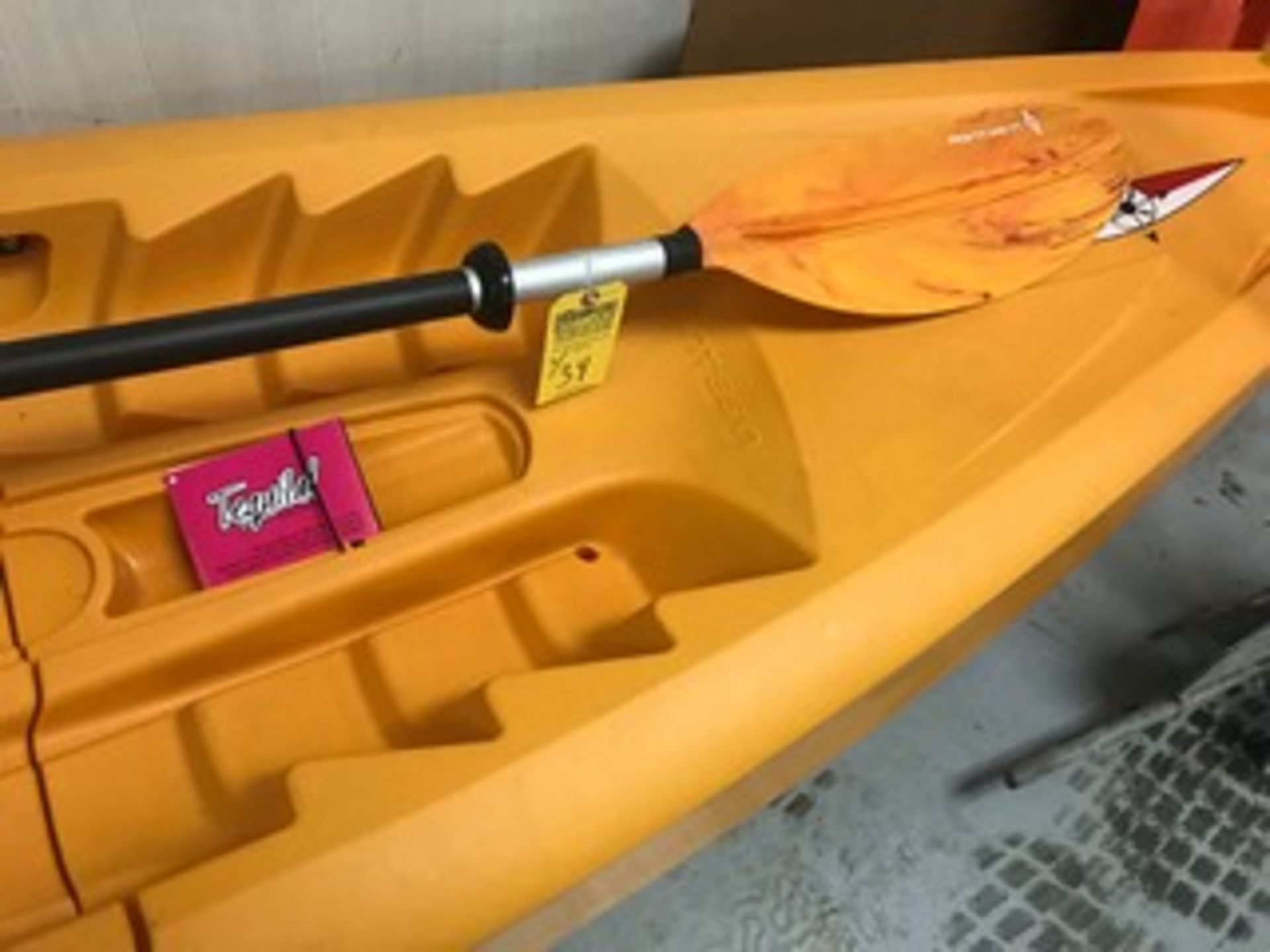 YELLOW POINT 65o N KAYAK WITH BACK REST & PADDLE - Image 3 of 3