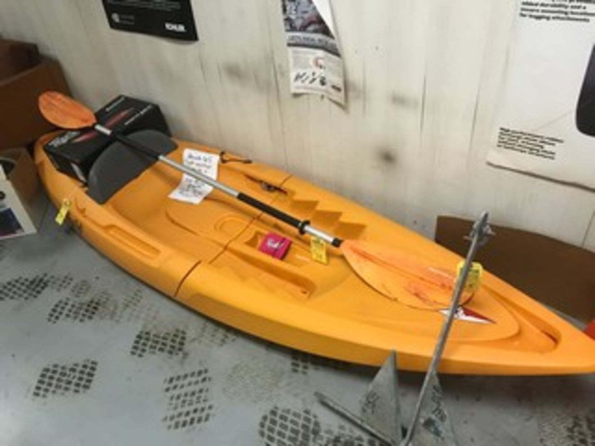 YELLOW POINT 65o N KAYAK WITH BACK REST & PADDLE - Image 2 of 3