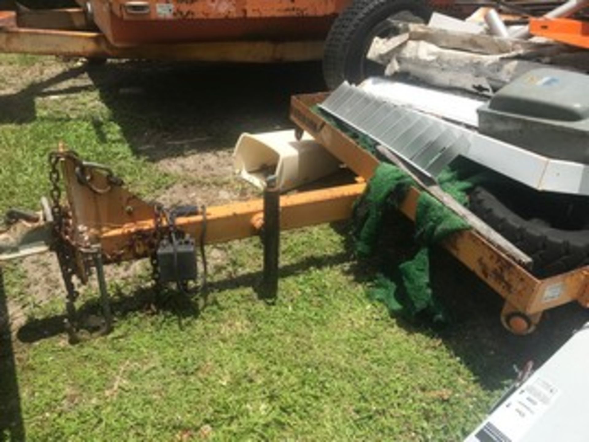 EQUIPMENT TRAILER - SINGLE AXLE - STEEL - ORANGE - #03501J - WITH CONTENTS - Image 2 of 4