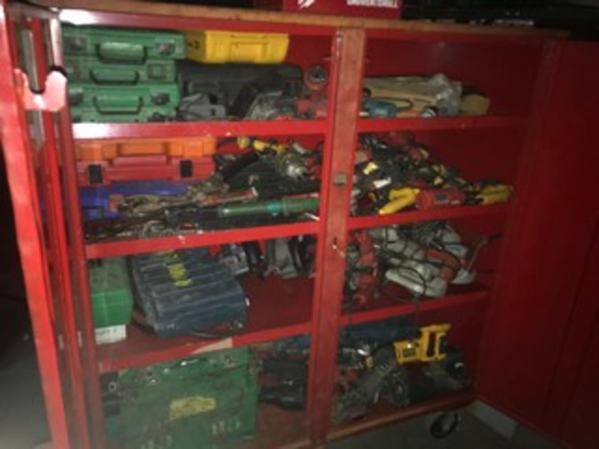 2-DOOR GB JOB BOX WITH CONTENTS -RATCHETING KNOCKOUT SETS, HILTI & RAMSET POWDER FASTENING GUNS - Image 2 of 6