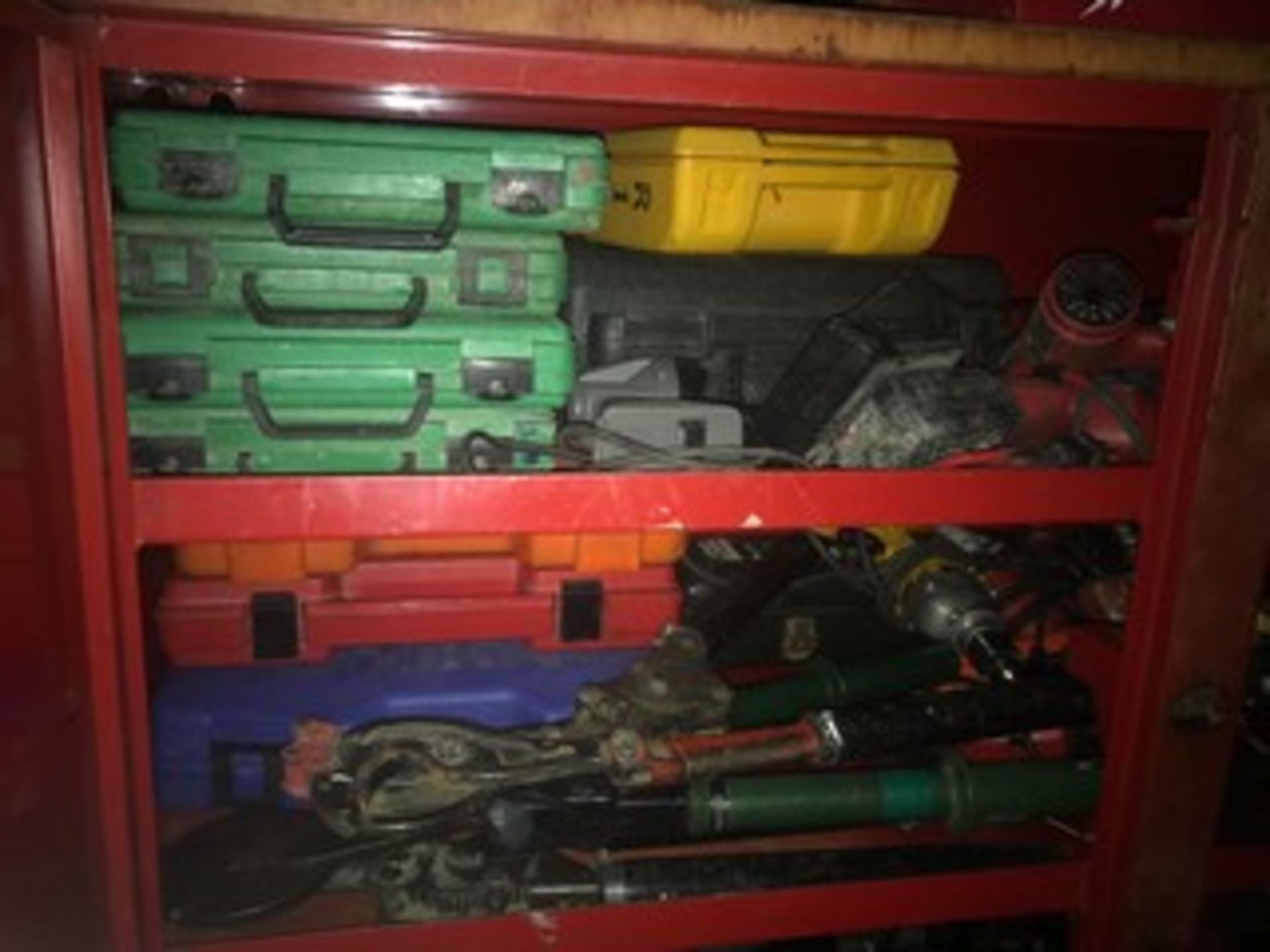 2-DOOR GB JOB BOX WITH CONTENTS -RATCHETING KNOCKOUT SETS, HILTI & RAMSET POWDER FASTENING GUNS - Image 3 of 6