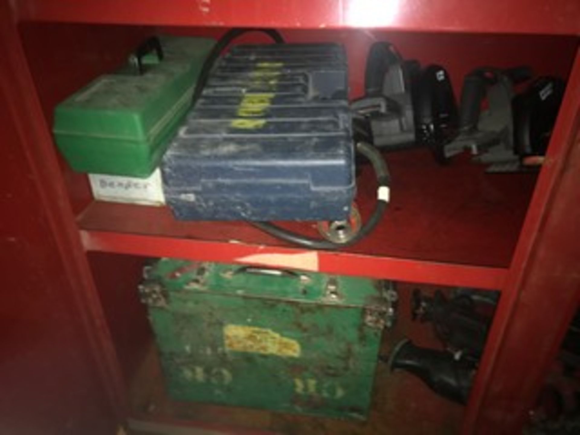 2-DOOR GB JOB BOX WITH CONTENTS -RATCHETING KNOCKOUT SETS, HILTI & RAMSET POWDER FASTENING GUNS - Image 6 of 6