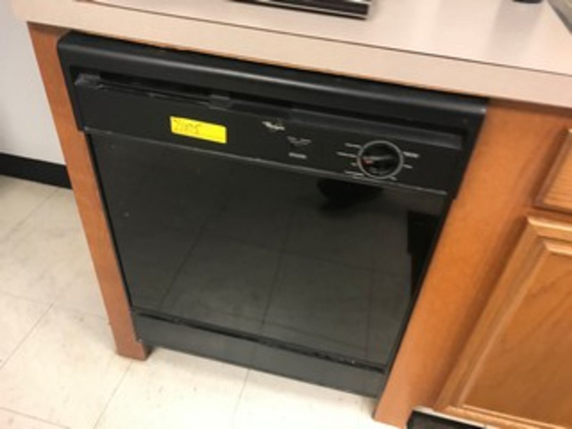 LOT WHIRLPOOL APPLIANCES - DROP IN RANGE / MICROWAVE / OVEN / DISHWASHER (LOCATED IN DALLAS, TX) - Image 2 of 2