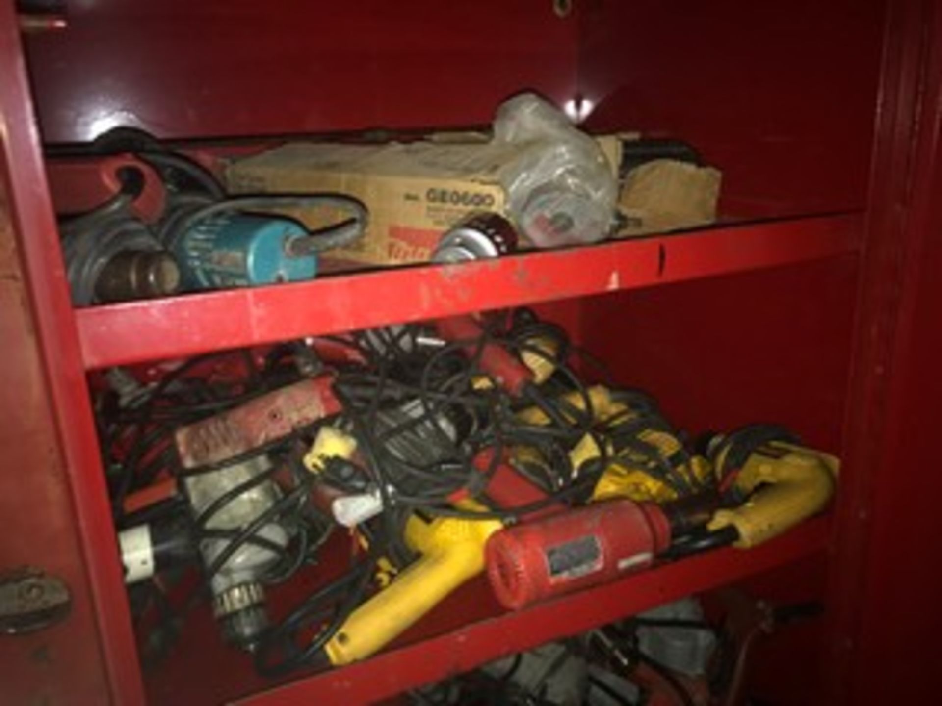 2-DOOR GB JOB BOX WITH CONTENTS -RATCHETING KNOCKOUT SETS, HILTI & RAMSET POWDER FASTENING GUNS - Image 4 of 6