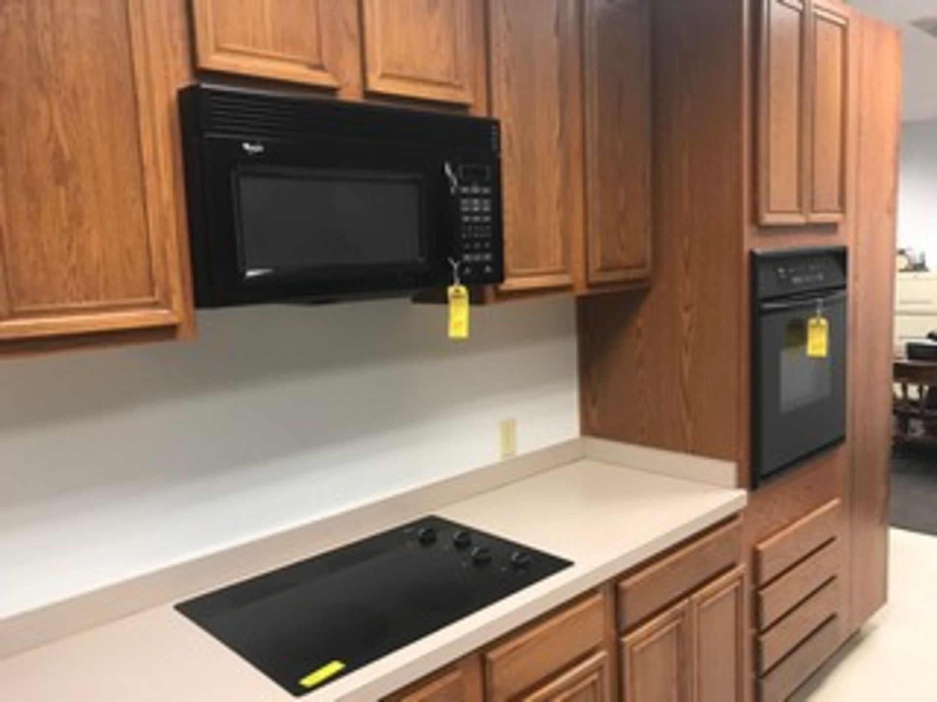 LOT WHIRLPOOL APPLIANCES - DROP IN RANGE / MICROWAVE / OVEN / DISHWASHER (LOCATED IN DALLAS, TX)