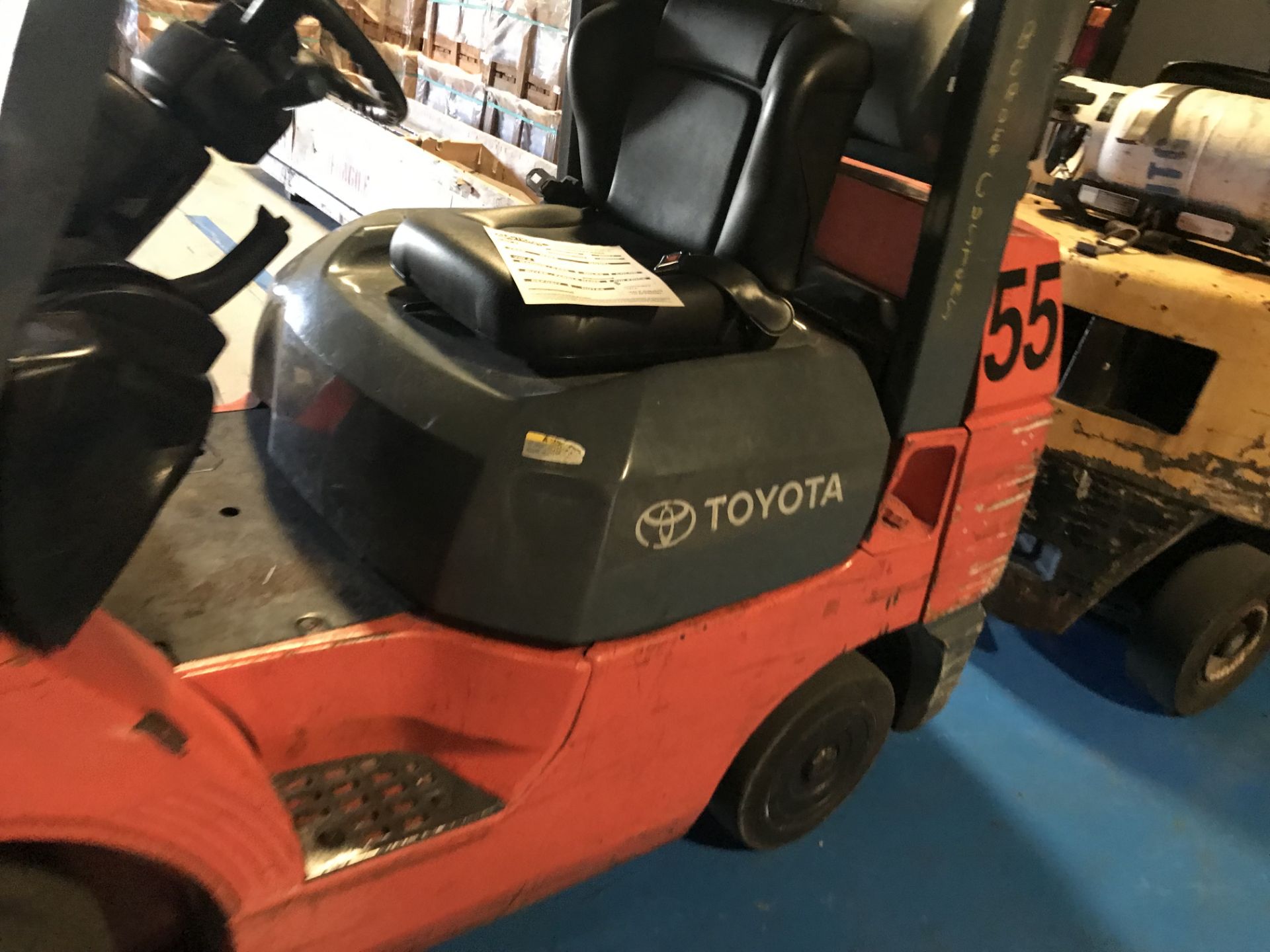 TOYOTA 7FGC430 FORKLIFT - LPG - 6000LB CAP - 3 STAGE - SIDE SHIFT - 9,818 HOURS - SERIAL No. 62017 - Image 3 of 8