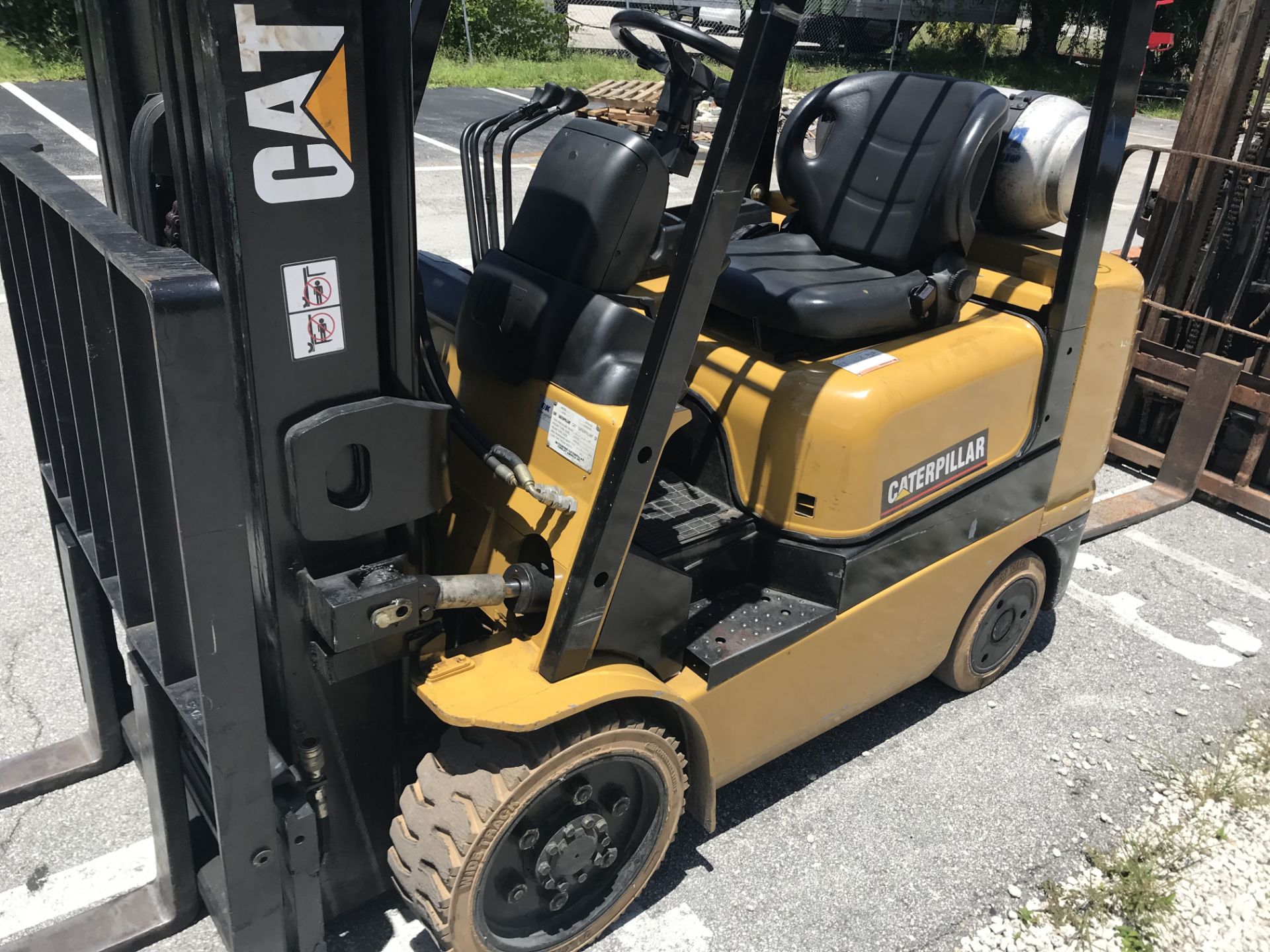 CAT GC25K FORKLIFT - LPG - 3500LB CAP - 3 STAGE - SIDE SHIFT - 11,370 HRS - SERIAL No. AT82D01638 - Image 3 of 8