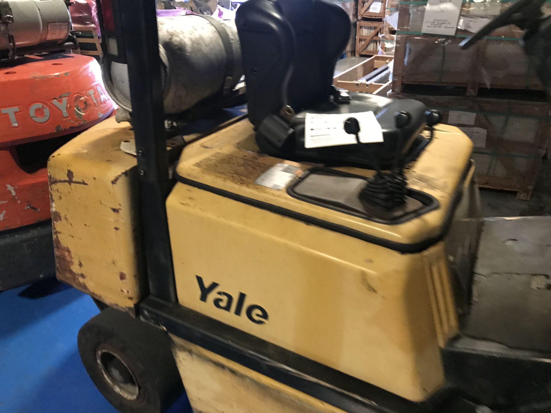 YALE GLP050RGNAUE066 FORKLIFT - LPG - 5000LB -3 STAGE -SIDE SHIFT -1,018 HRS -SERIAL No. A875B177052 - Image 3 of 7