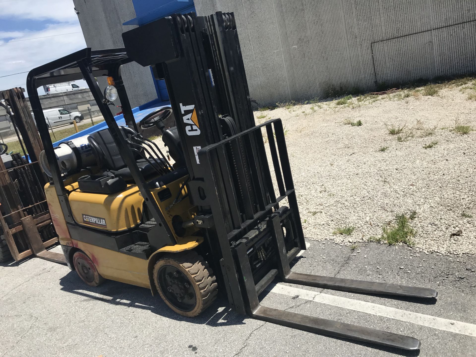 CAT GC25K FORKLIFT - LPG - 3500LB CAP - 3 STAGE - SIDE SHIFT - 11,370 HRS - SERIAL No. AT82D01638