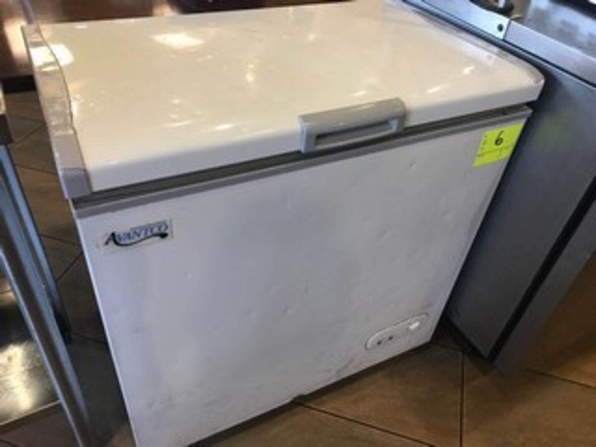 WHITE AVANTCO CHEST FREEZER - 32'' WIDE x 19'' DEEP