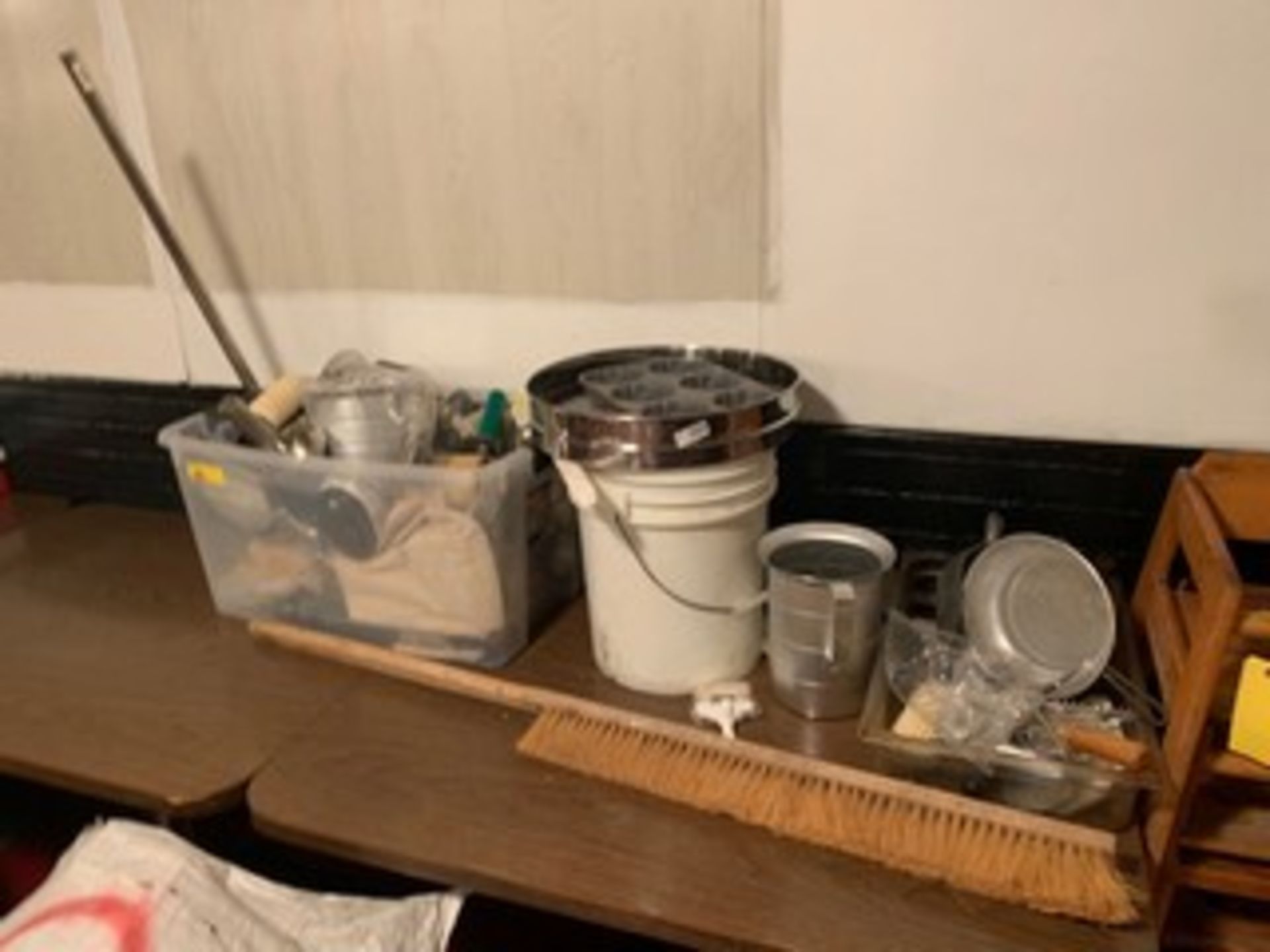 LOT ASSORTED SMALLWARES, PANS, SCOOPERS, OVEN BRUSH, ETC