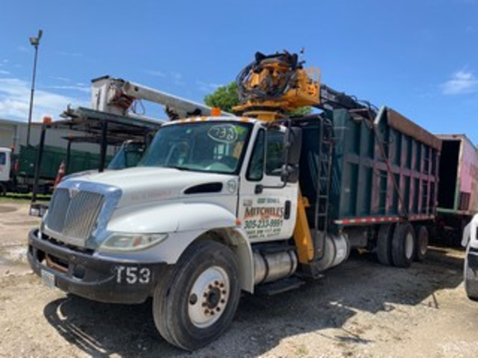 2006 INTERNATIONAL 4300 DT466 GRAPPLE TRUCK - WHITE