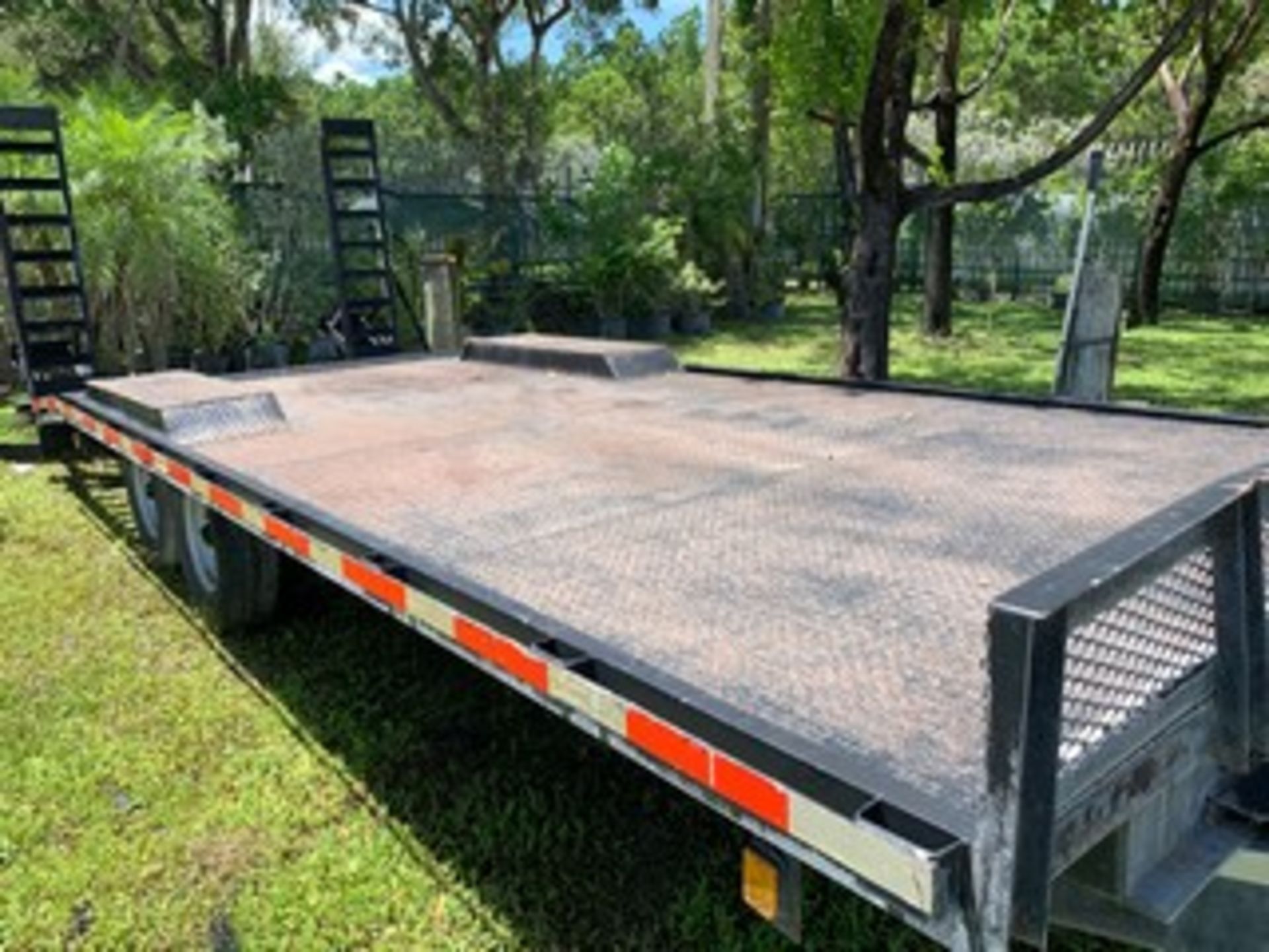 FLATBED TRAILER - BLACK - DUAL AXLE - STEEL DECK - STEEL RAMP - APPROXIMATELY 20' - Image 3 of 5