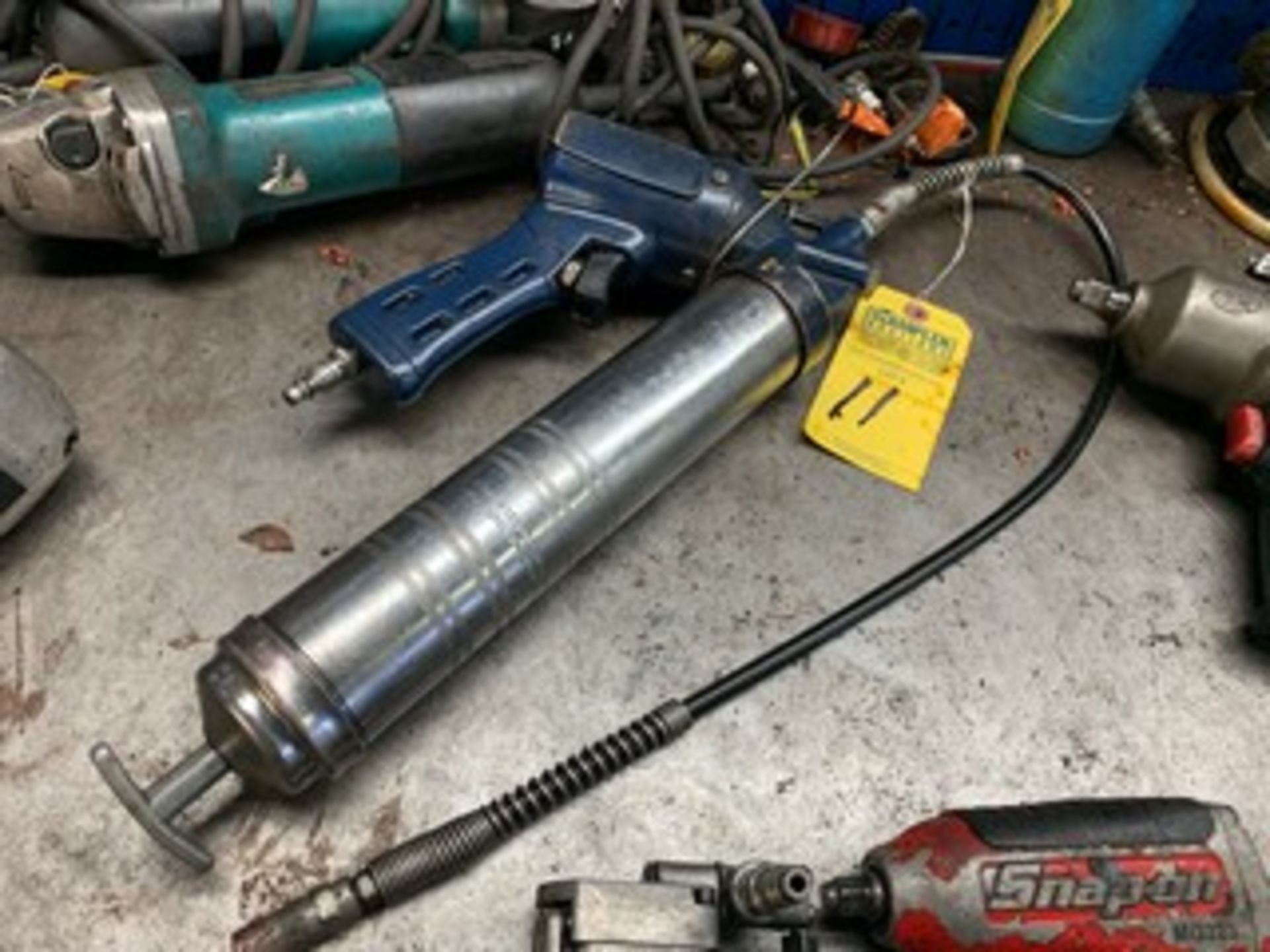 PNEUMATIC GREASE GUN