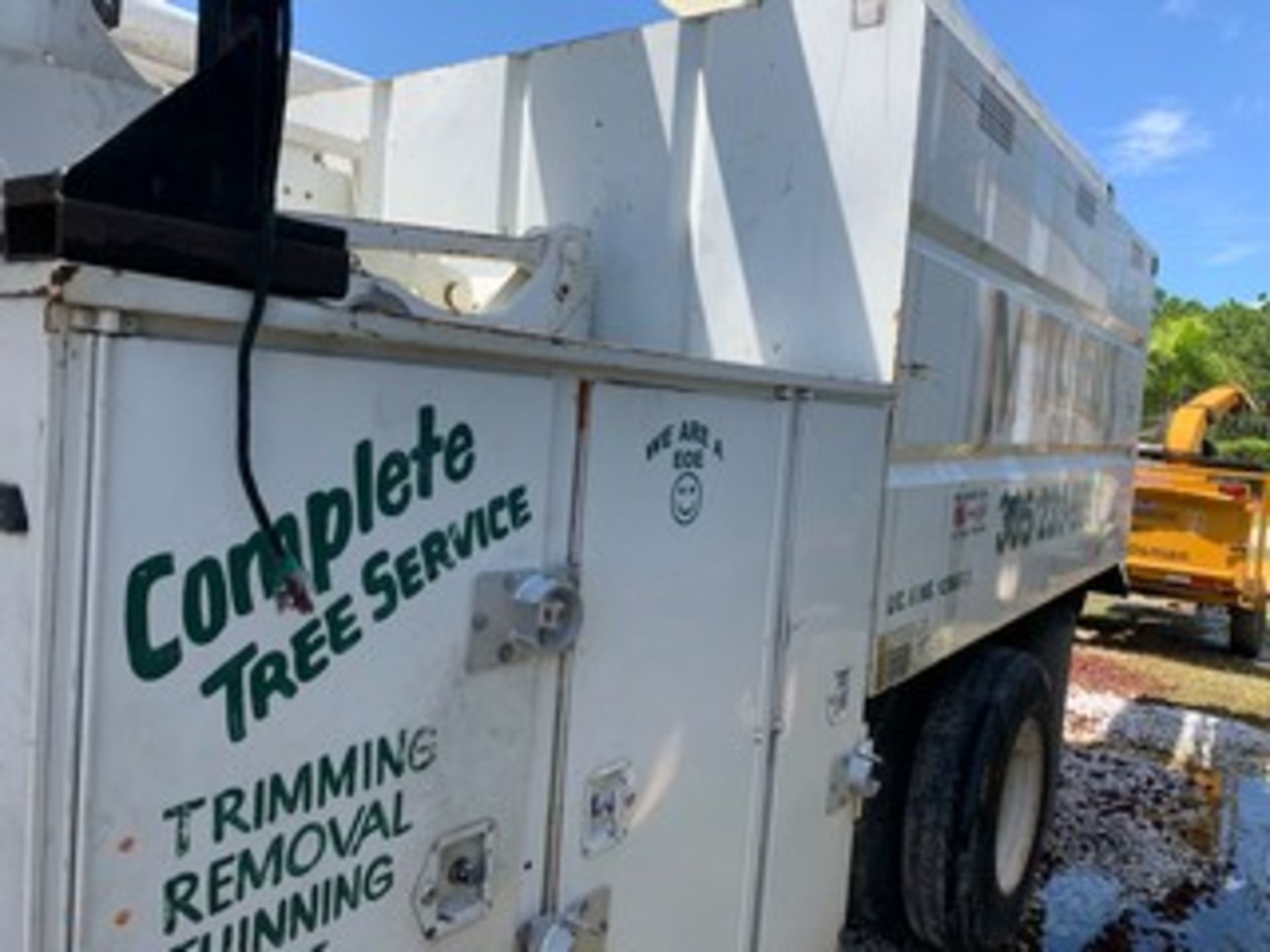 2004 INTERNATIONAL 4300 DT466 BUCKET TRUCK - WHITE - Image 7 of 16