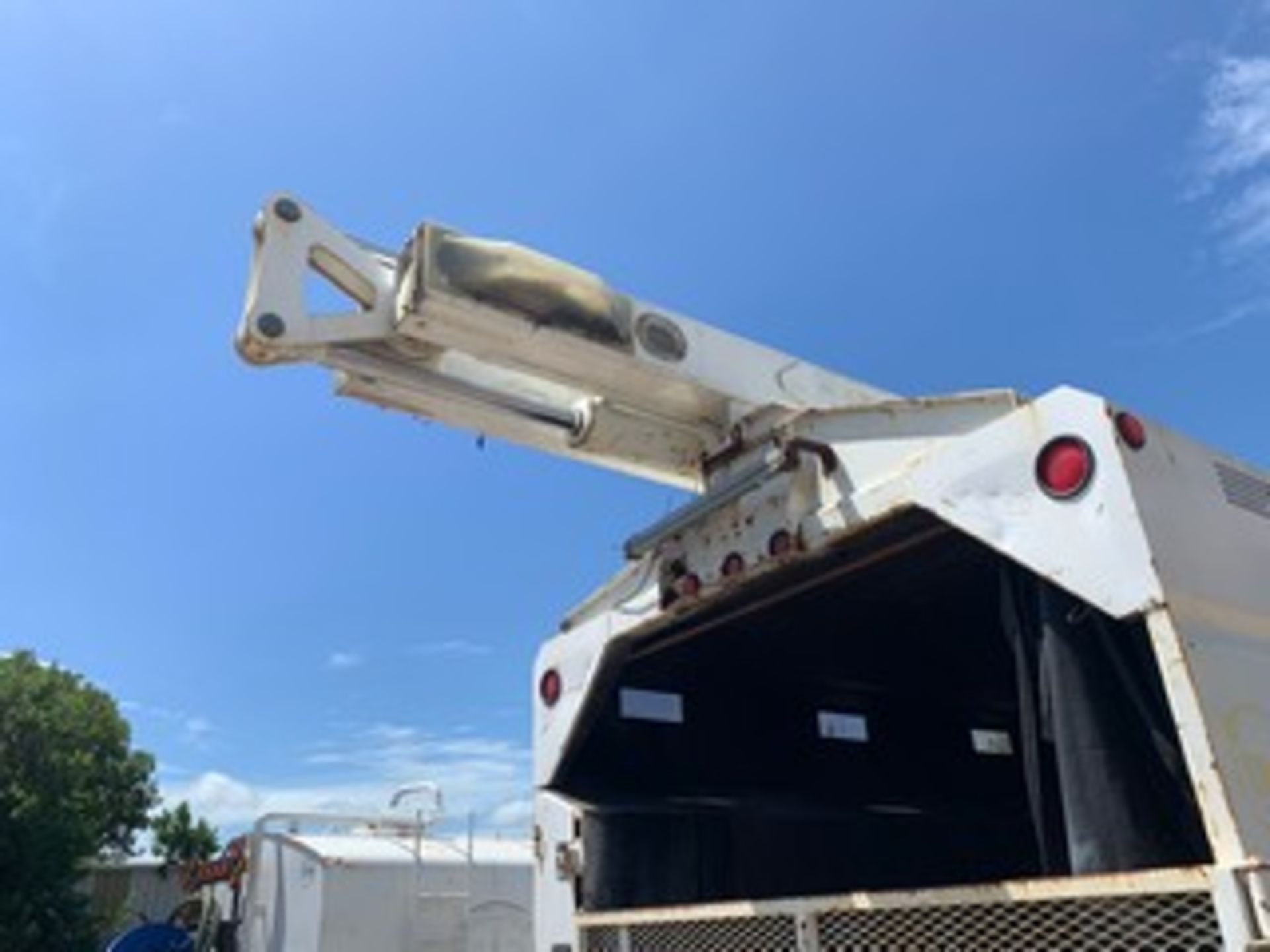 2007 INTERNATIONAL 4300 DT466 BUCKET TRUCK - WHITE - Image 12 of 16