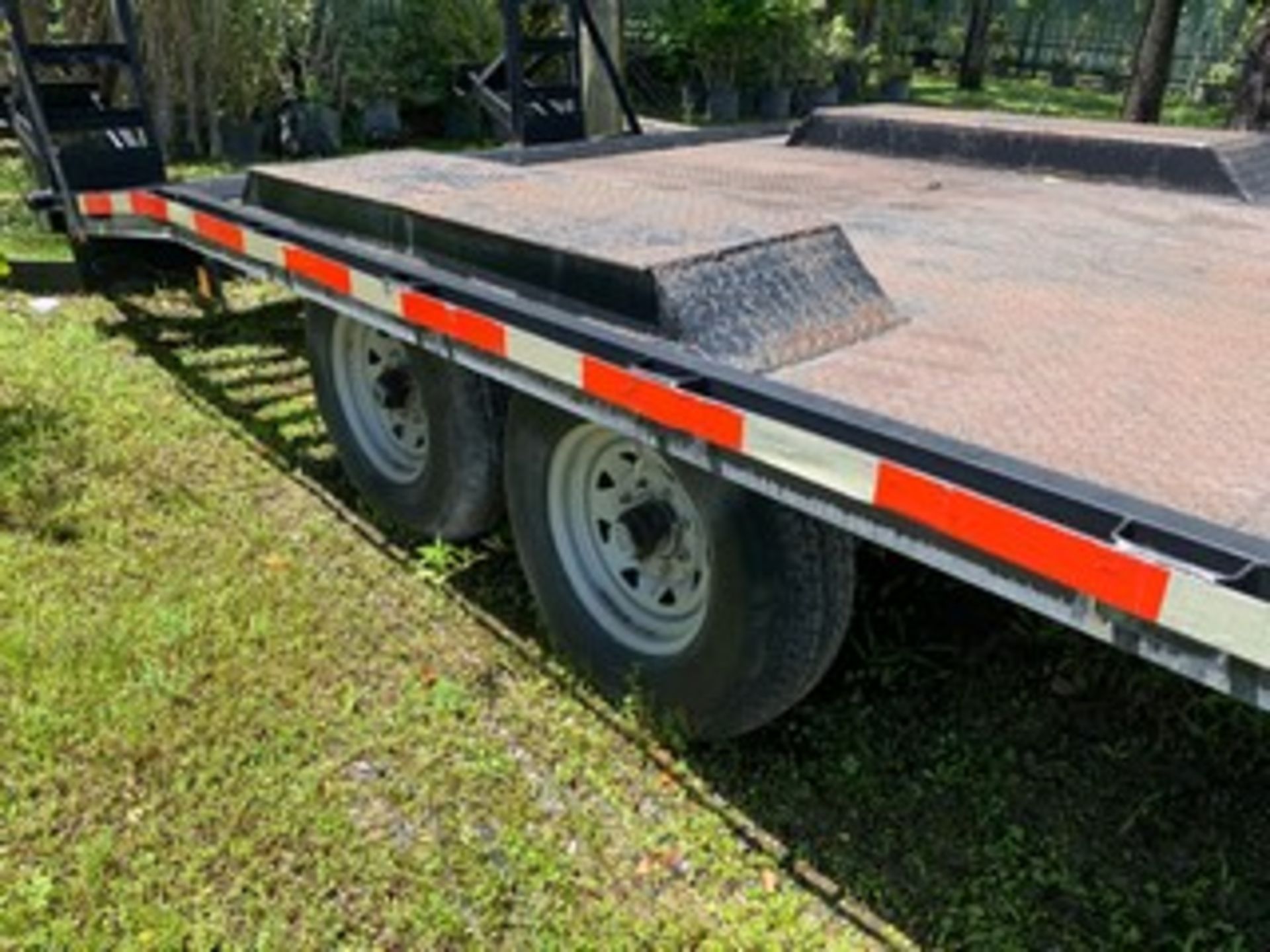 FLATBED TRAILER - BLACK - DUAL AXLE - STEEL DECK - STEEL RAMP - APPROXIMATELY 20' - Image 4 of 5