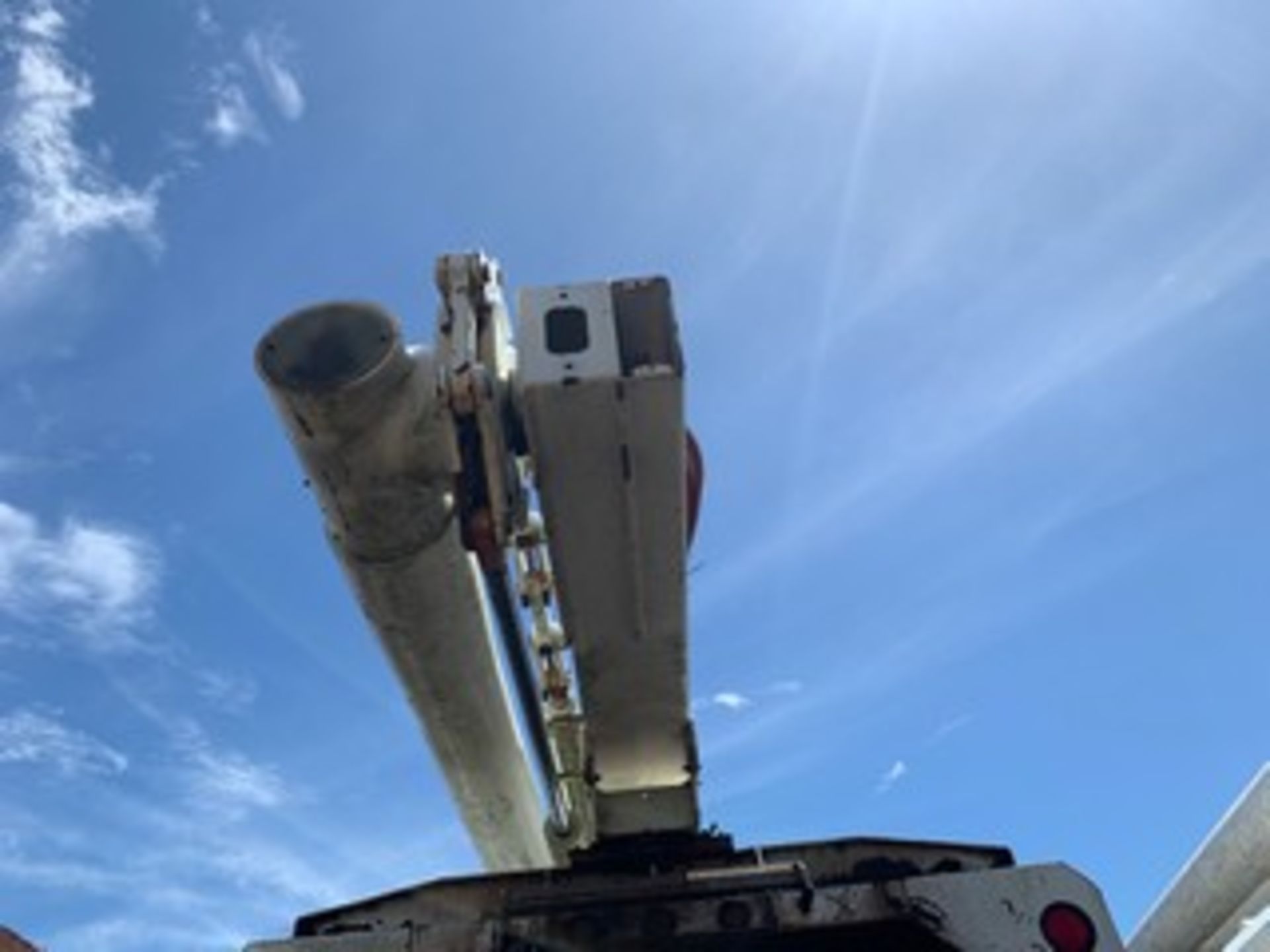 2004 INTERNATIONAL 4300 DT466 BUCKET TRUCK - WHITE - Image 12 of 16