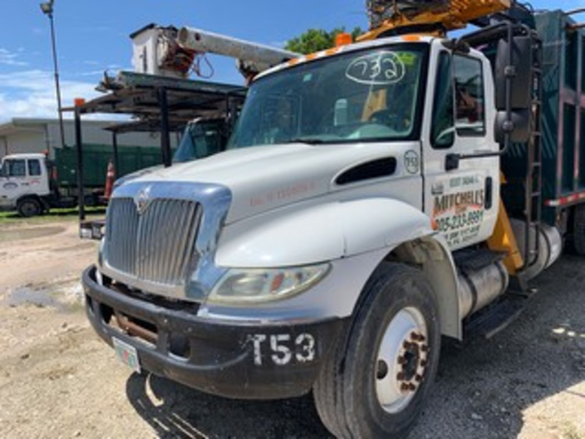 2006 INTERNATIONAL 4300 DT466 GRAPPLE TRUCK - WHITE - Image 2 of 17