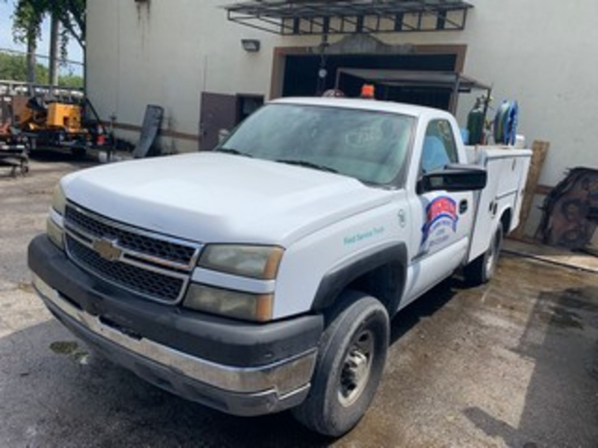 2005 CHEVY 2500HD SILVERADO PICKUP TRUCK - WHITE