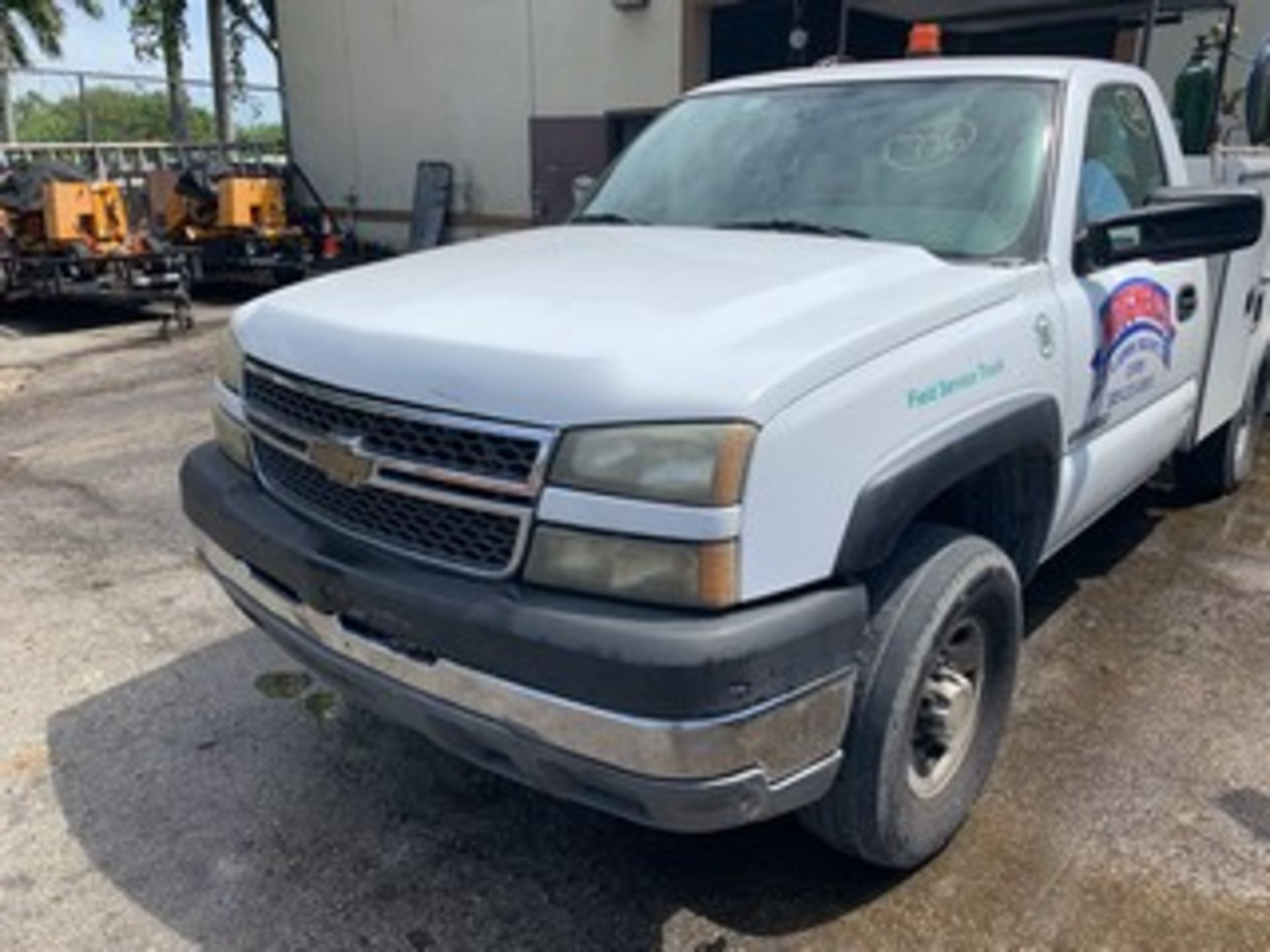 2005 CHEVY 2500HD SILVERADO PICKUP TRUCK - WHITE - Image 2 of 11