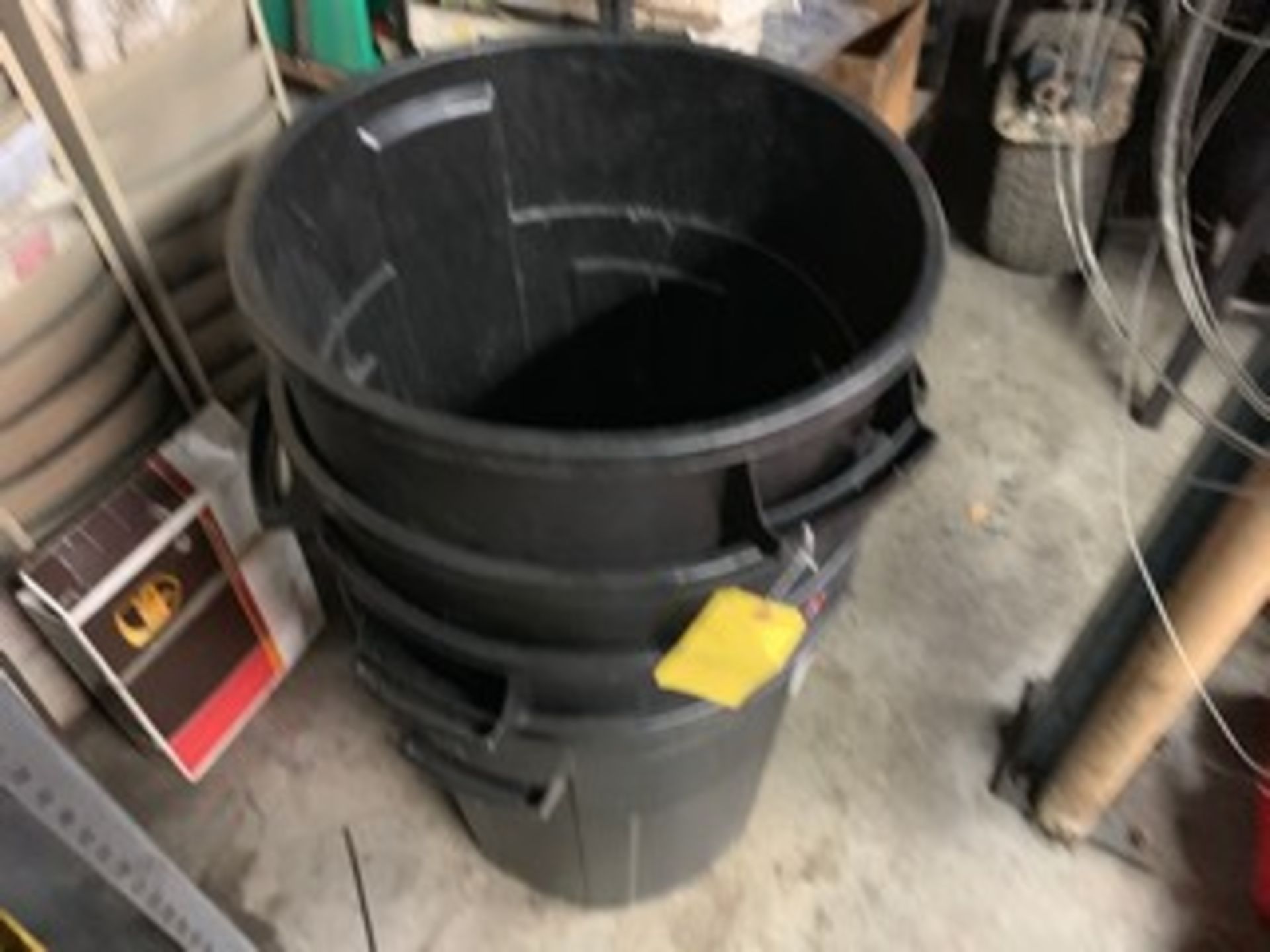 SMALL TRASH CANS