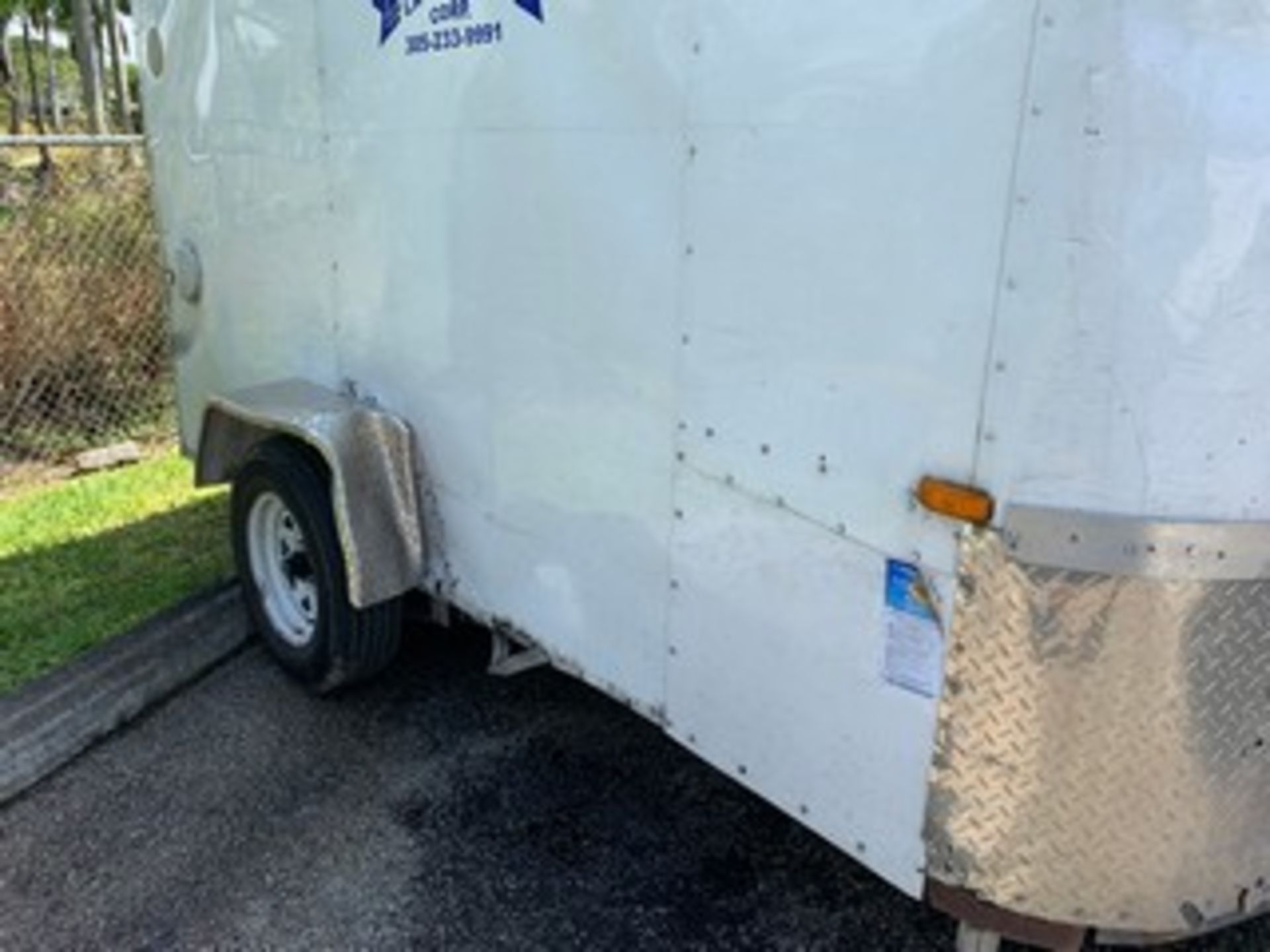 2015 CARGO CRAFT ENCLOSED TRAILER - VIN #4D6EB121XFA036124 - WHITE - SINGLE AXLE - 13' (63) - Image 3 of 6