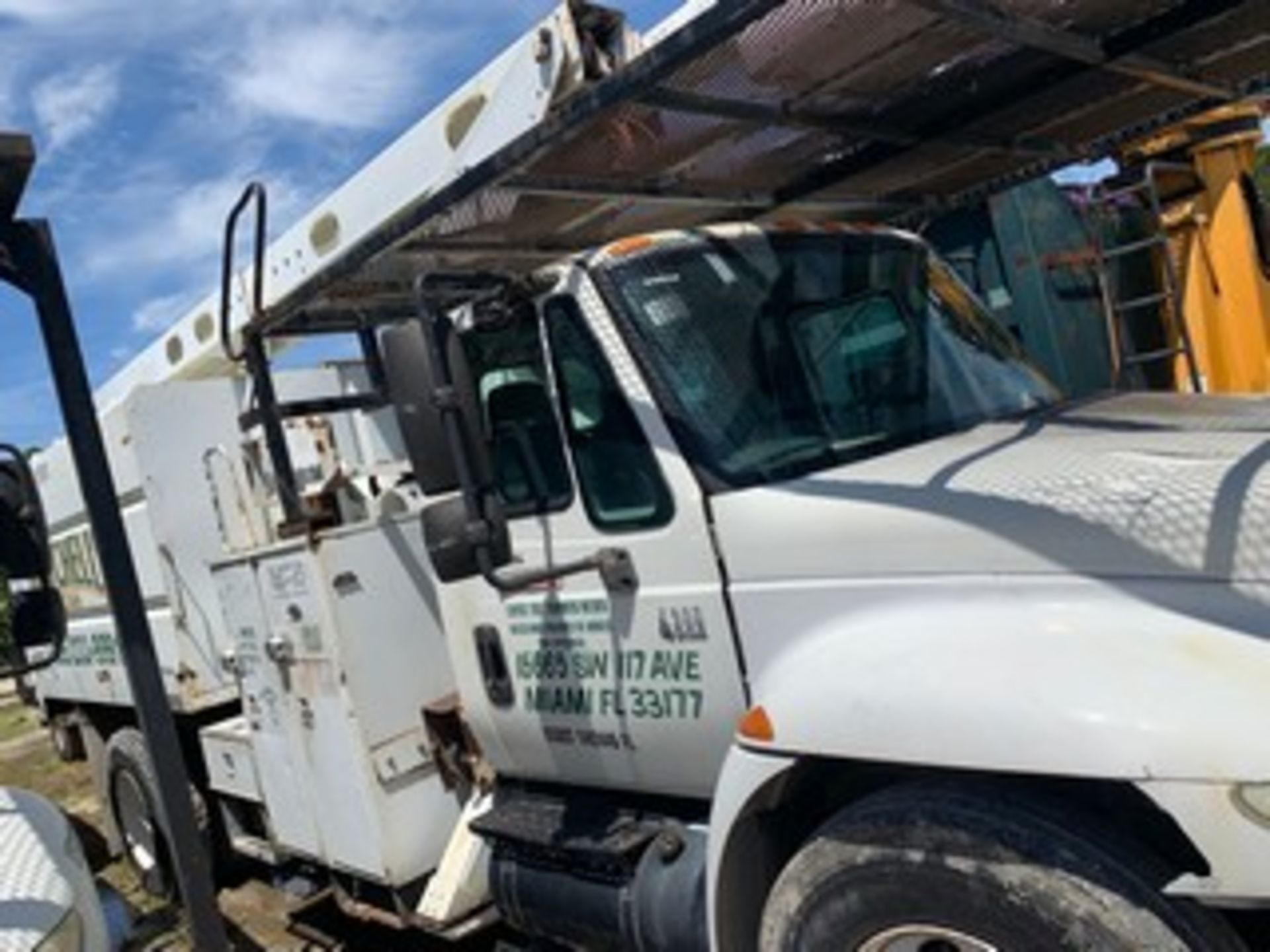 2004 INTERNATIONAL 4300 DT466 BUCKET TRUCK - WHITE - Image 16 of 16