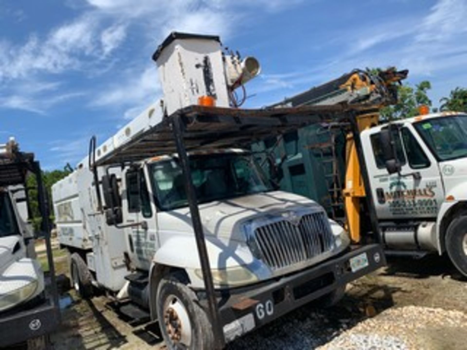 2004 INTERNATIONAL 4300 DT466 BUCKET TRUCK - WHITE