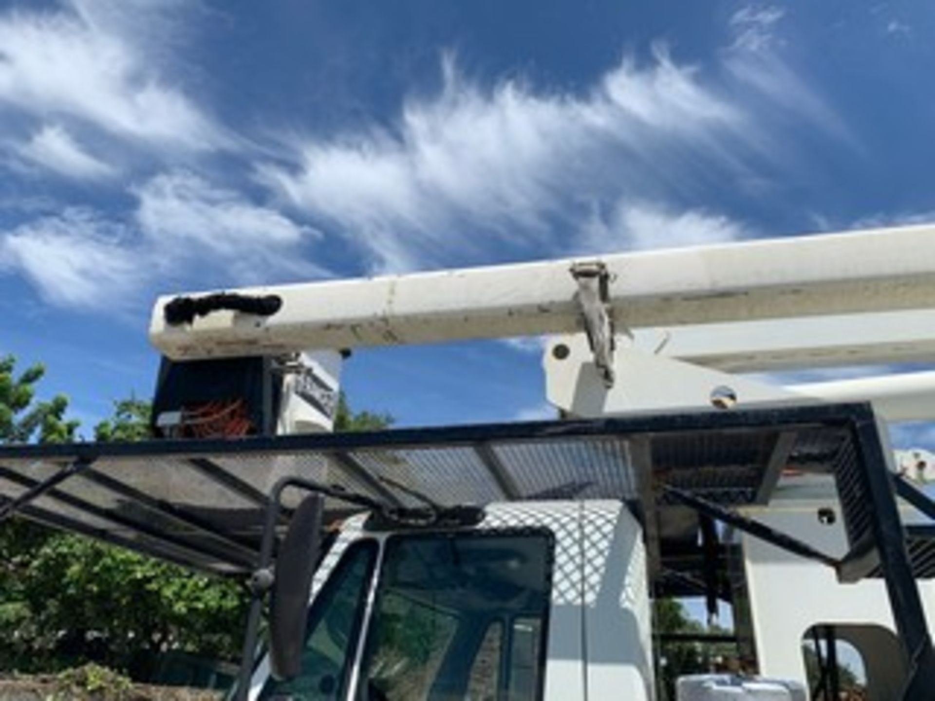 2007 INTERNATIONAL 4300 DT466 BUCKET TRUCK - WHITE - Image 10 of 16