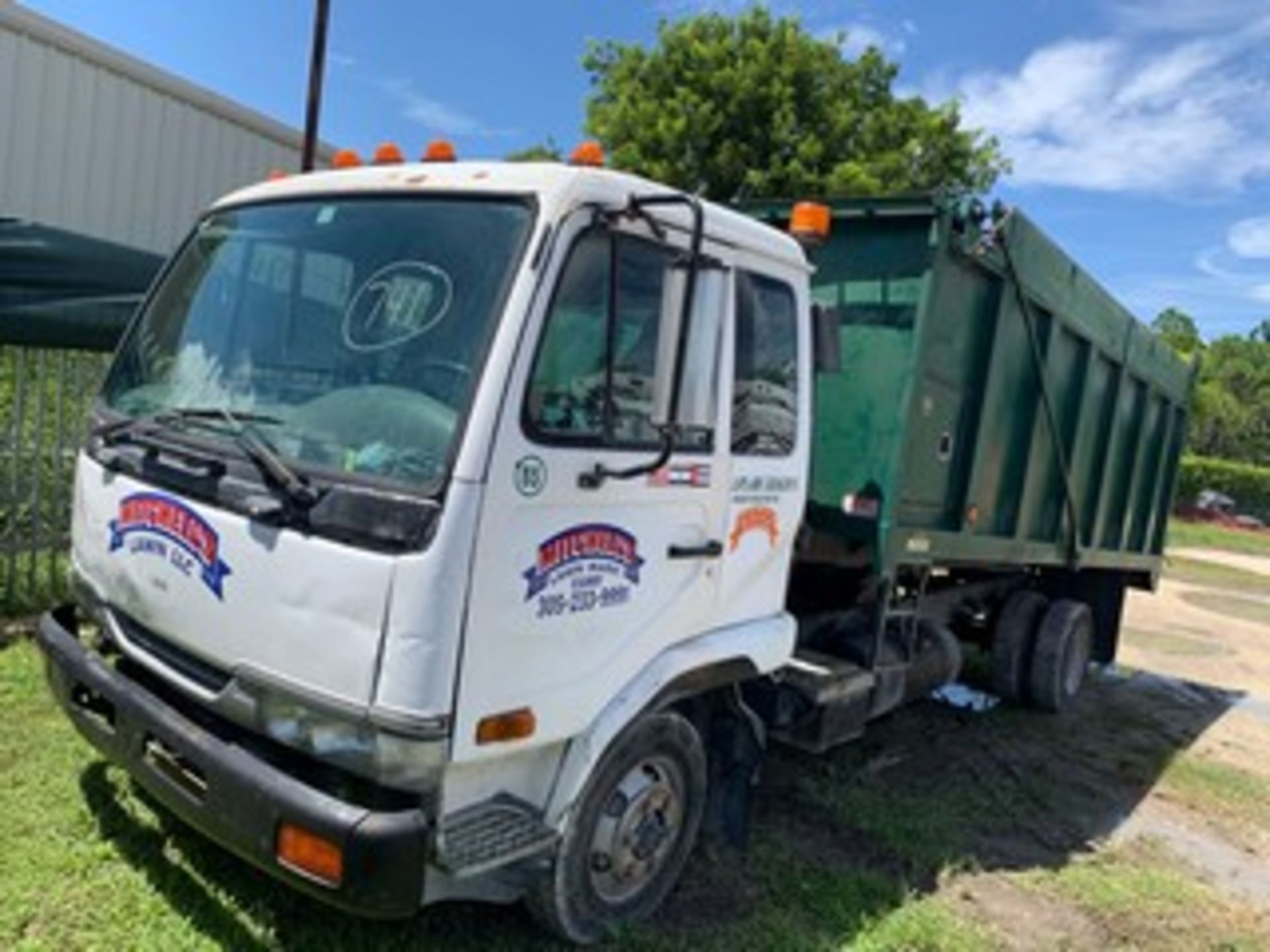 2004 NISSAN DUMP TRUCK - VIN #JNAMA43H04AH75220 - WHITE - FD16 BED