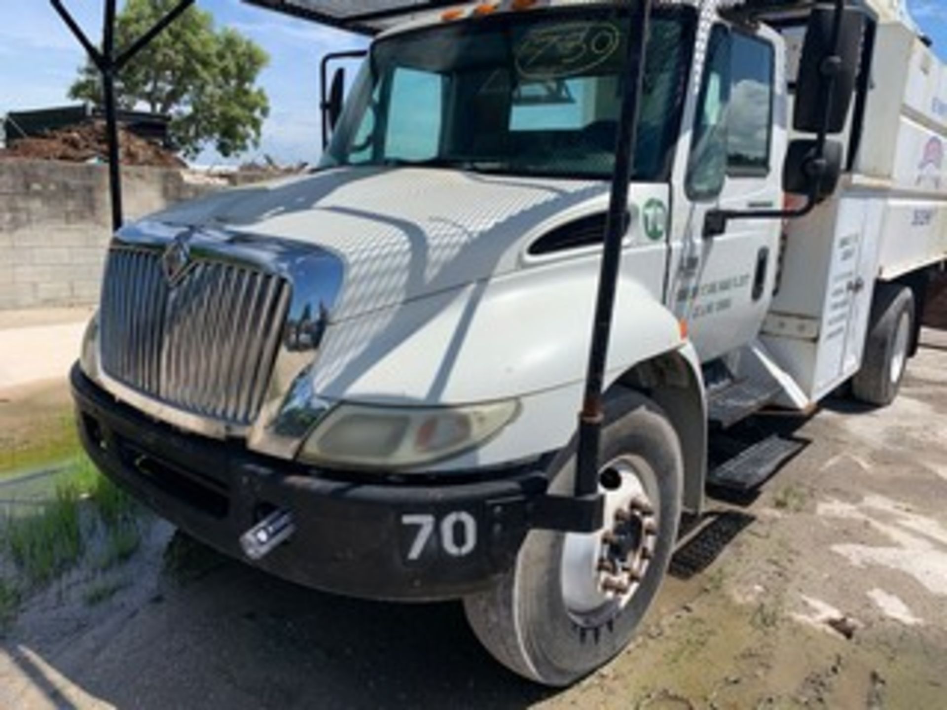 2007 INTERNATIONAL 4300 DT466 BUCKET TRUCK - WHITE - Image 2 of 16