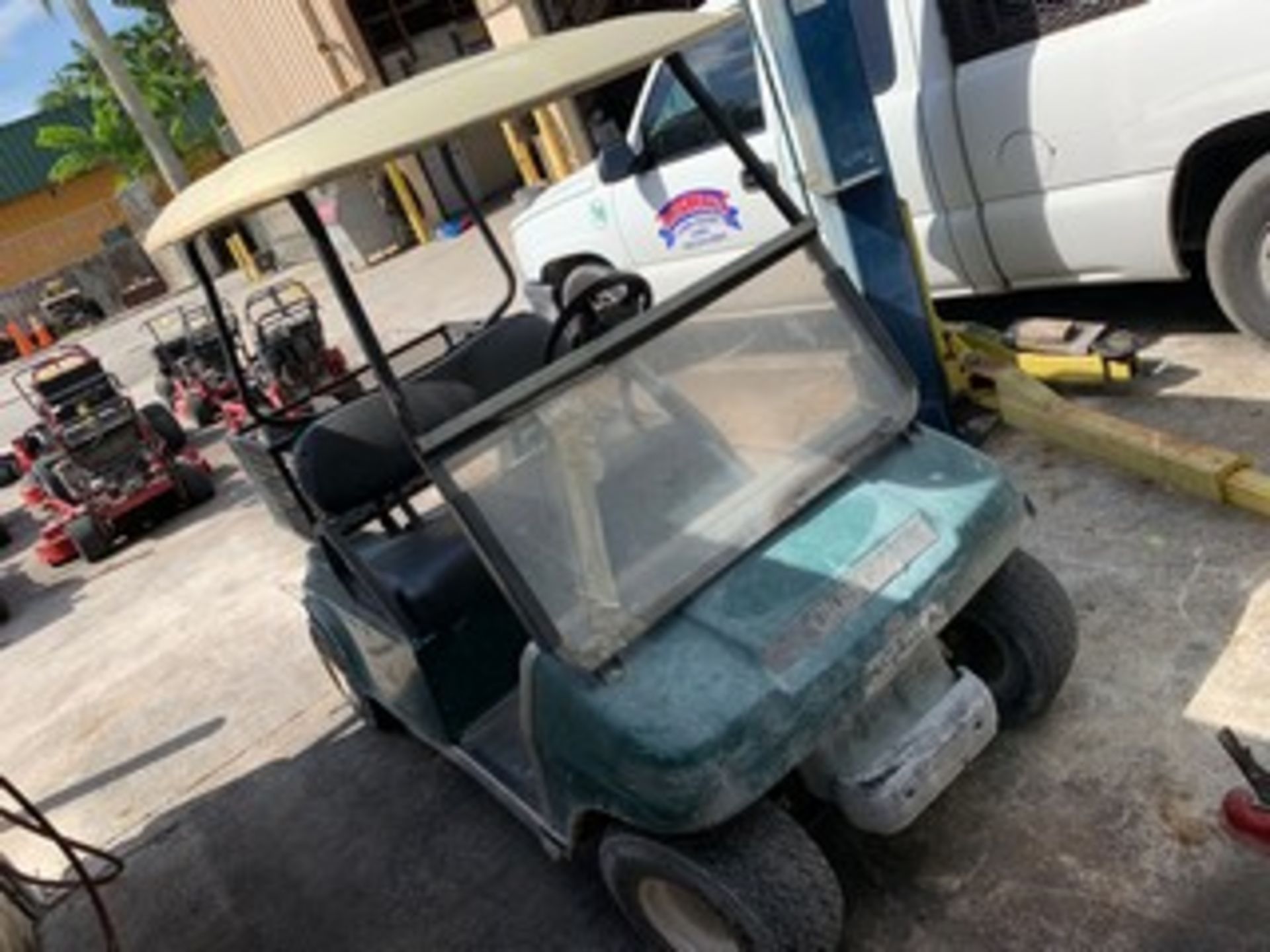 4BV CLUB CAR GOLF CART WITH CHARGER