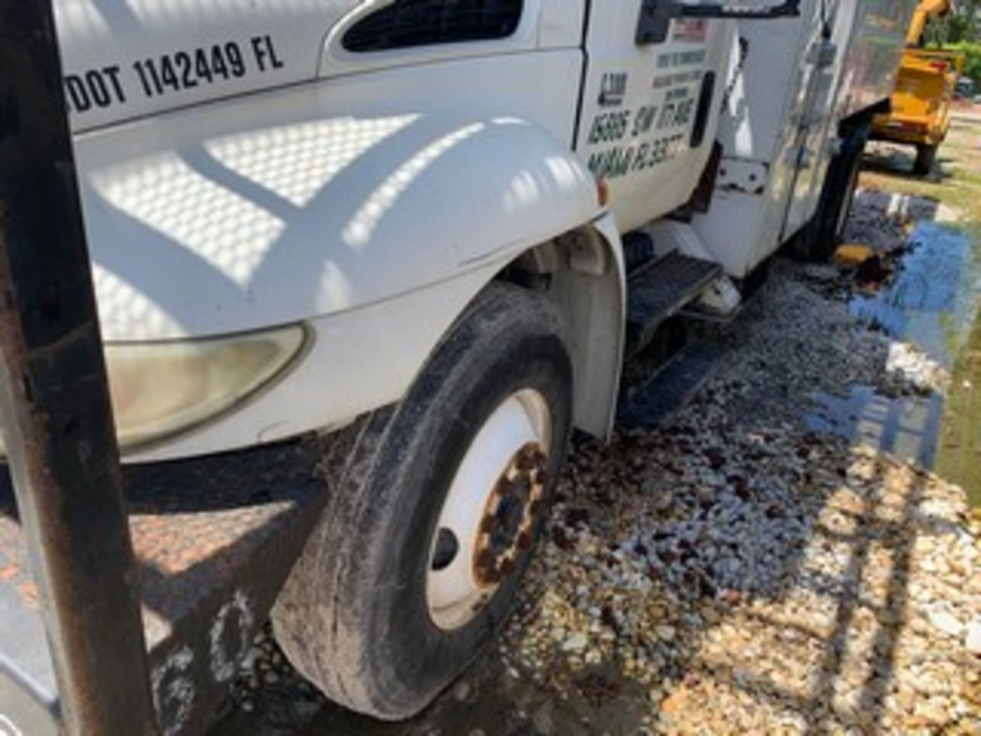 2004 INTERNATIONAL 4300 DT466 BUCKET TRUCK - WHITE - Image 3 of 16