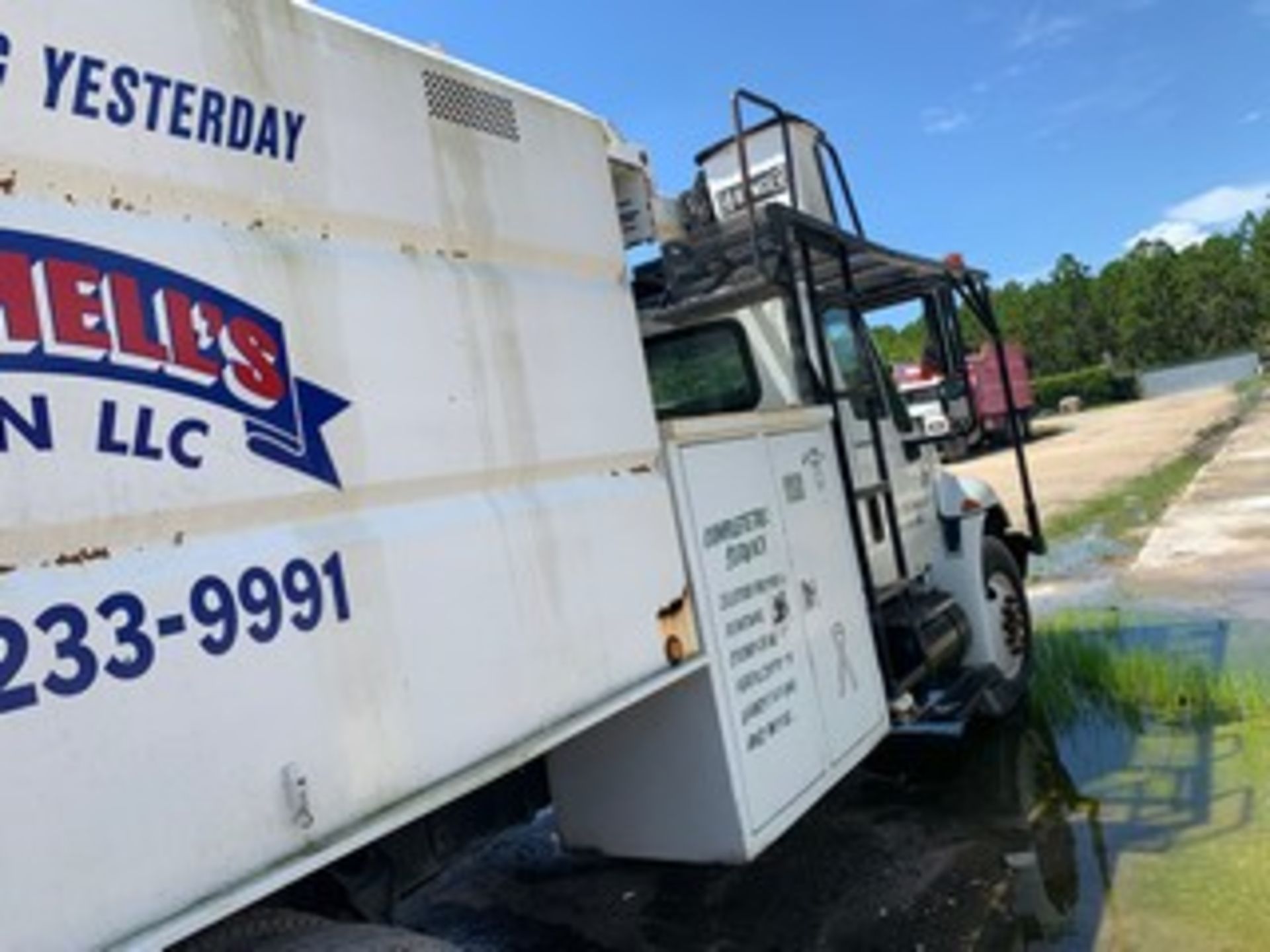 2007 INTERNATIONAL 4300 DT466 BUCKET TRUCK - WHITE - Image 15 of 16