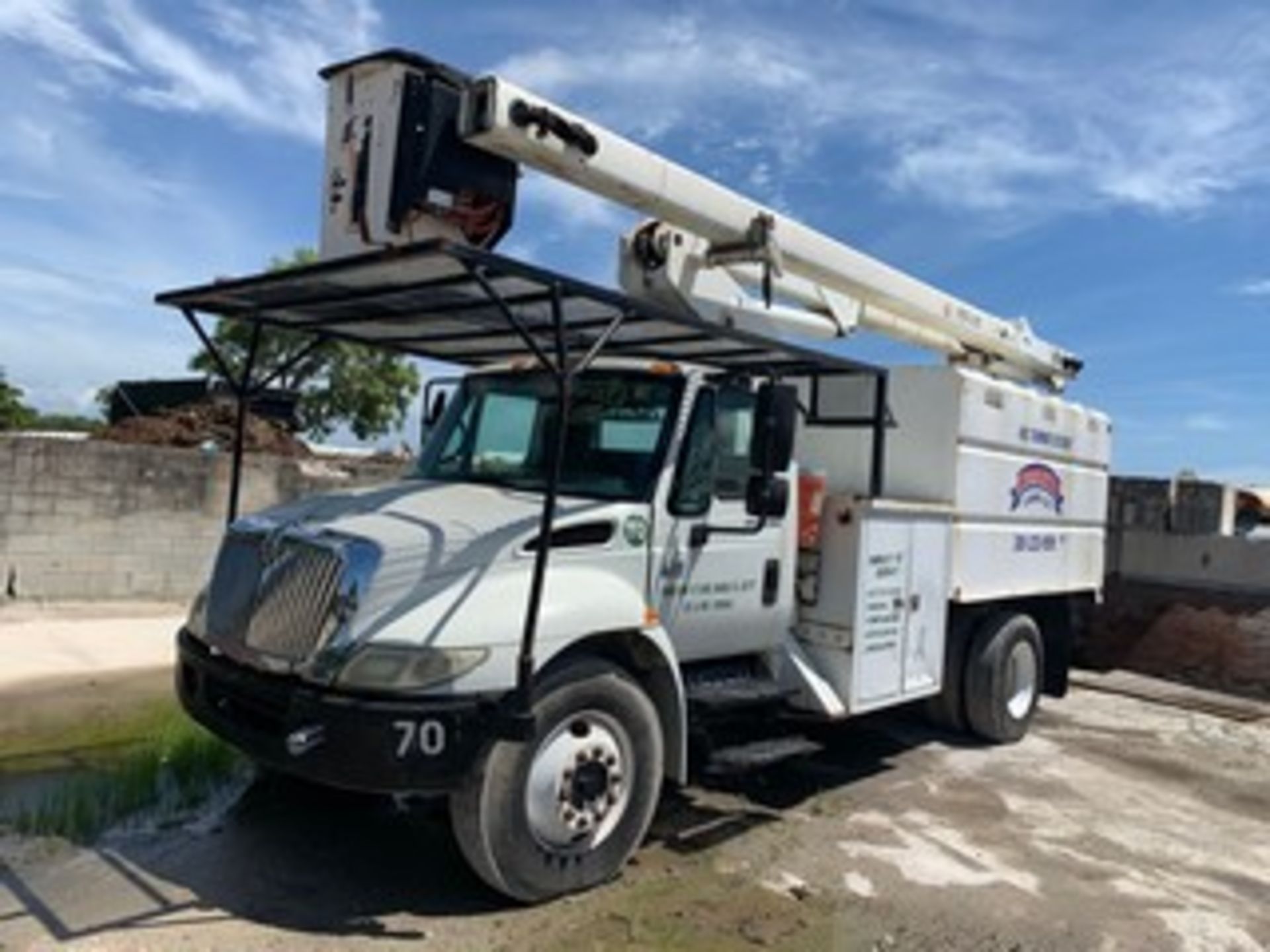 2007 INTERNATIONAL 4300 DT466 BUCKET TRUCK - WHITE