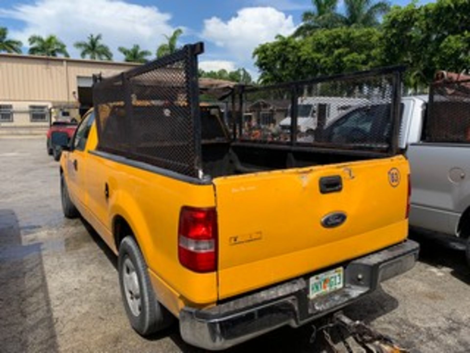 2005 FORD F-150 PICKUP TRUCK - VIN #1FTPF12505KC03560 - YELLOW - Image 6 of 7