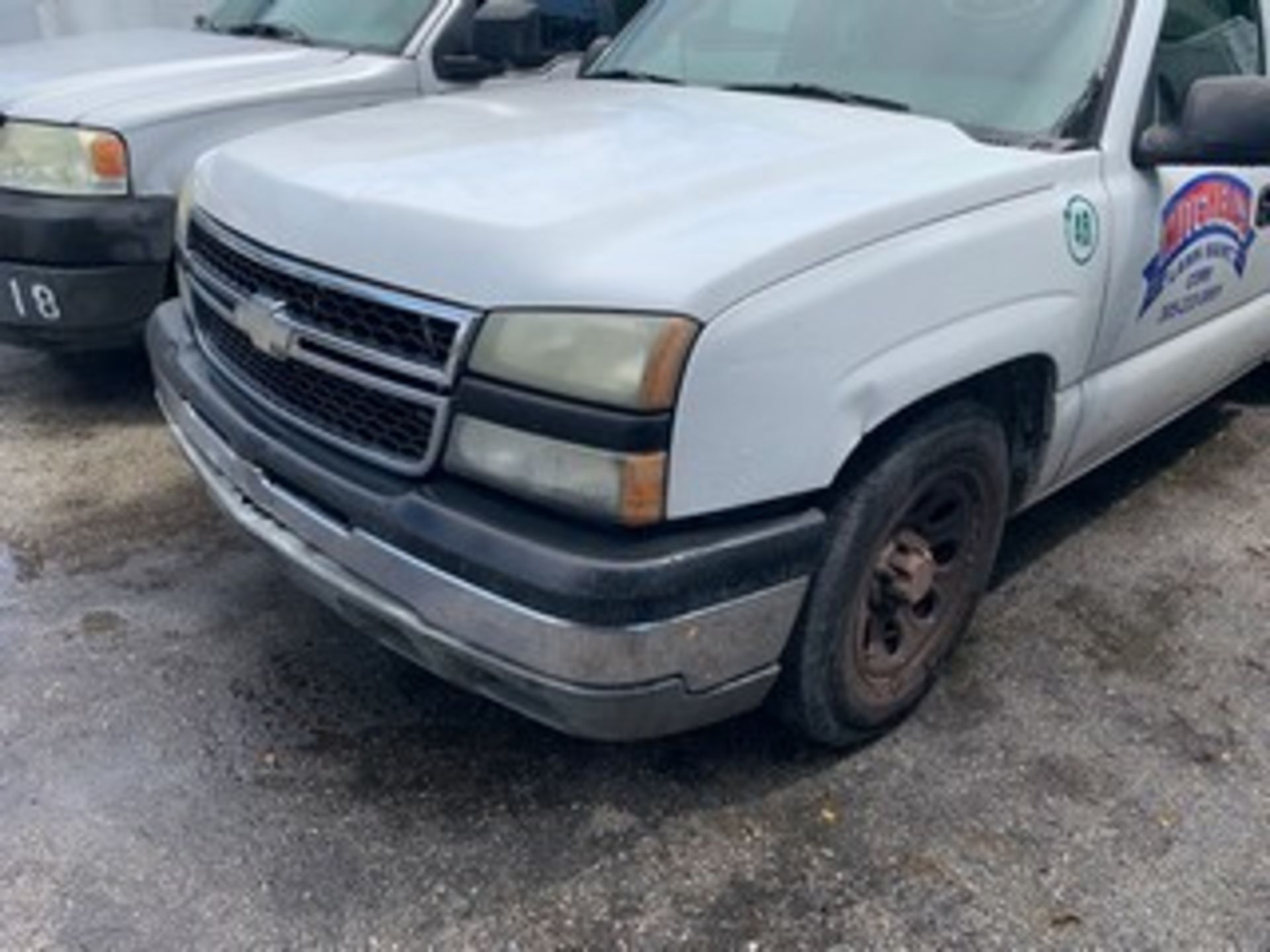 2006 CHEVY SILVERADO PICKUP TRUCK - VIN #1GCEC19X26Z112127 - WHITE - Image 2 of 8