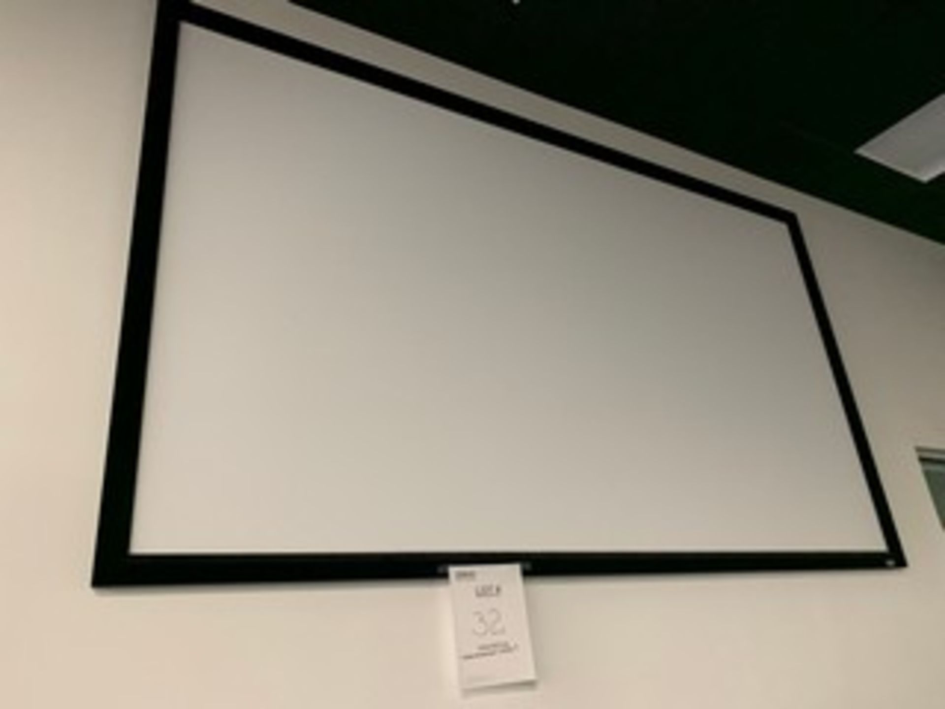 BENQ PROJECTOR WITH SCREEN