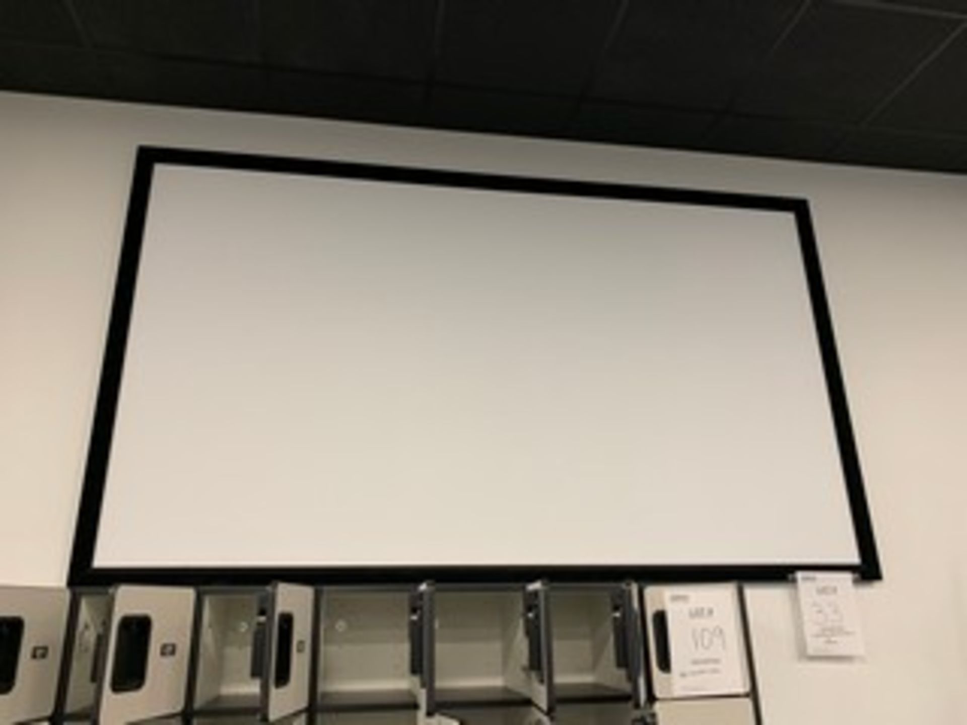 BENQ PROJECTOR WITH SCREEN