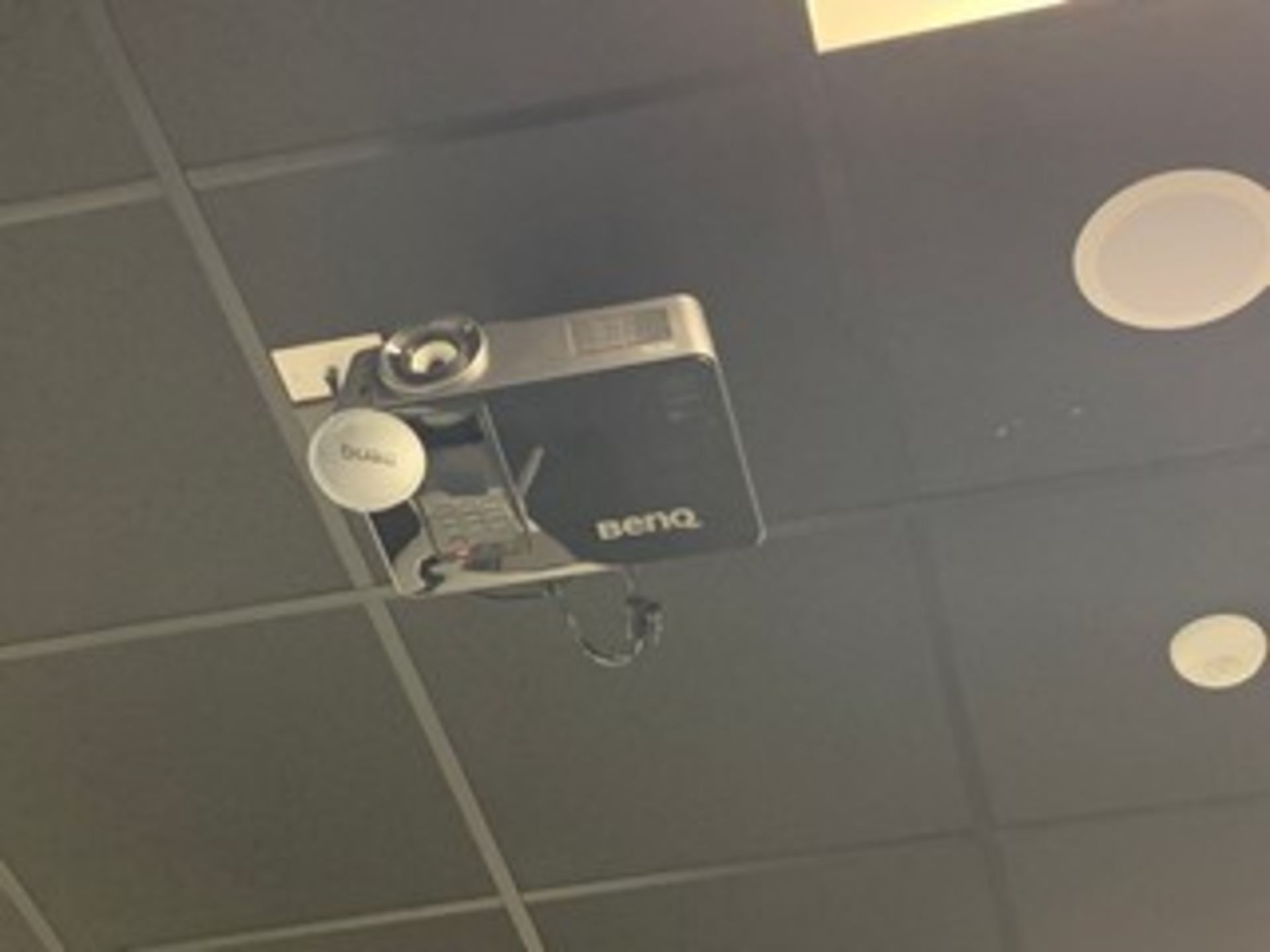 BENQ PROJECTOR WITH SCREEN - Image 2 of 2